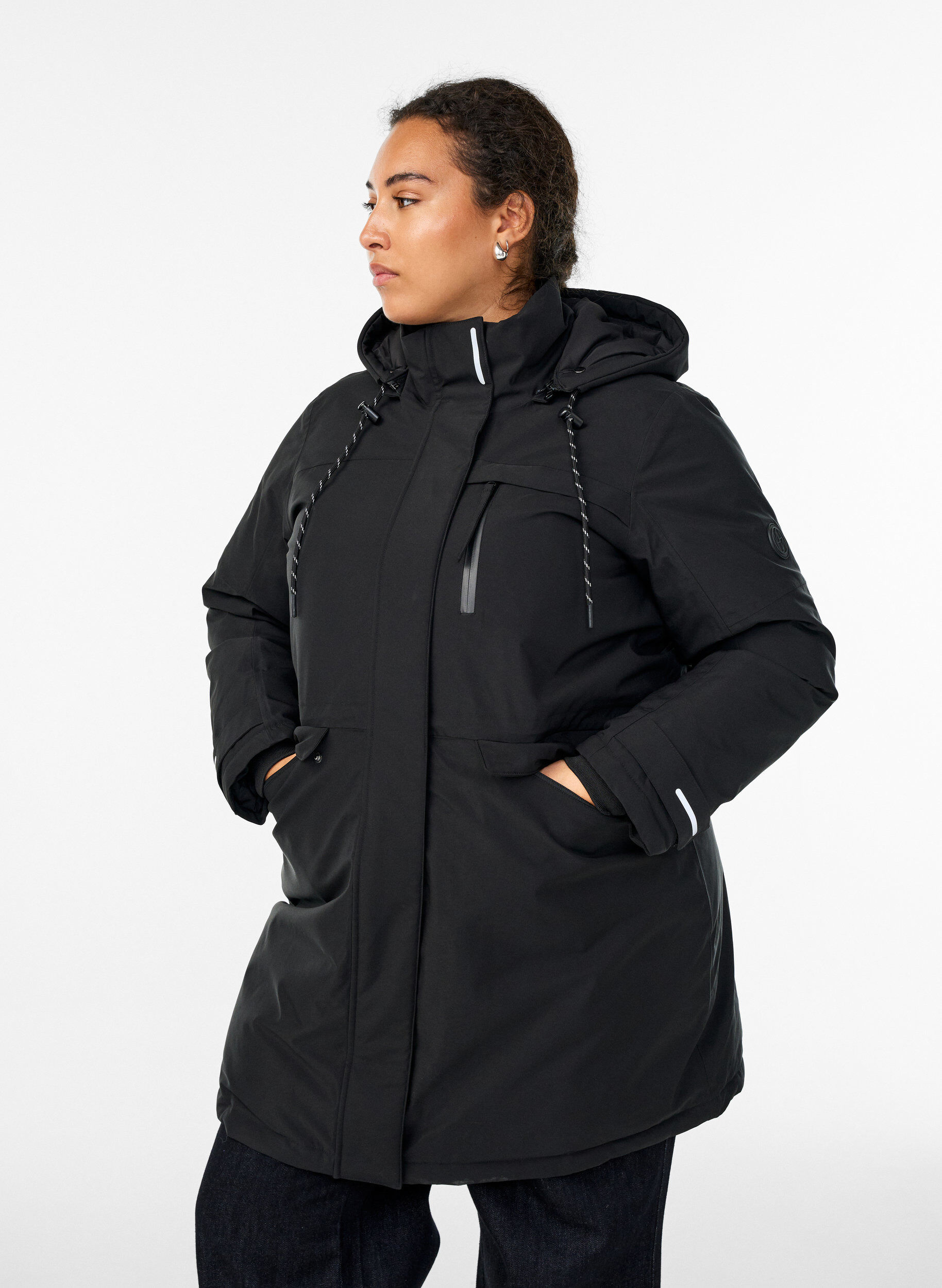 Vandafvisende parka med h&aelig;tte og funktionelle detaljer, Sort, Model