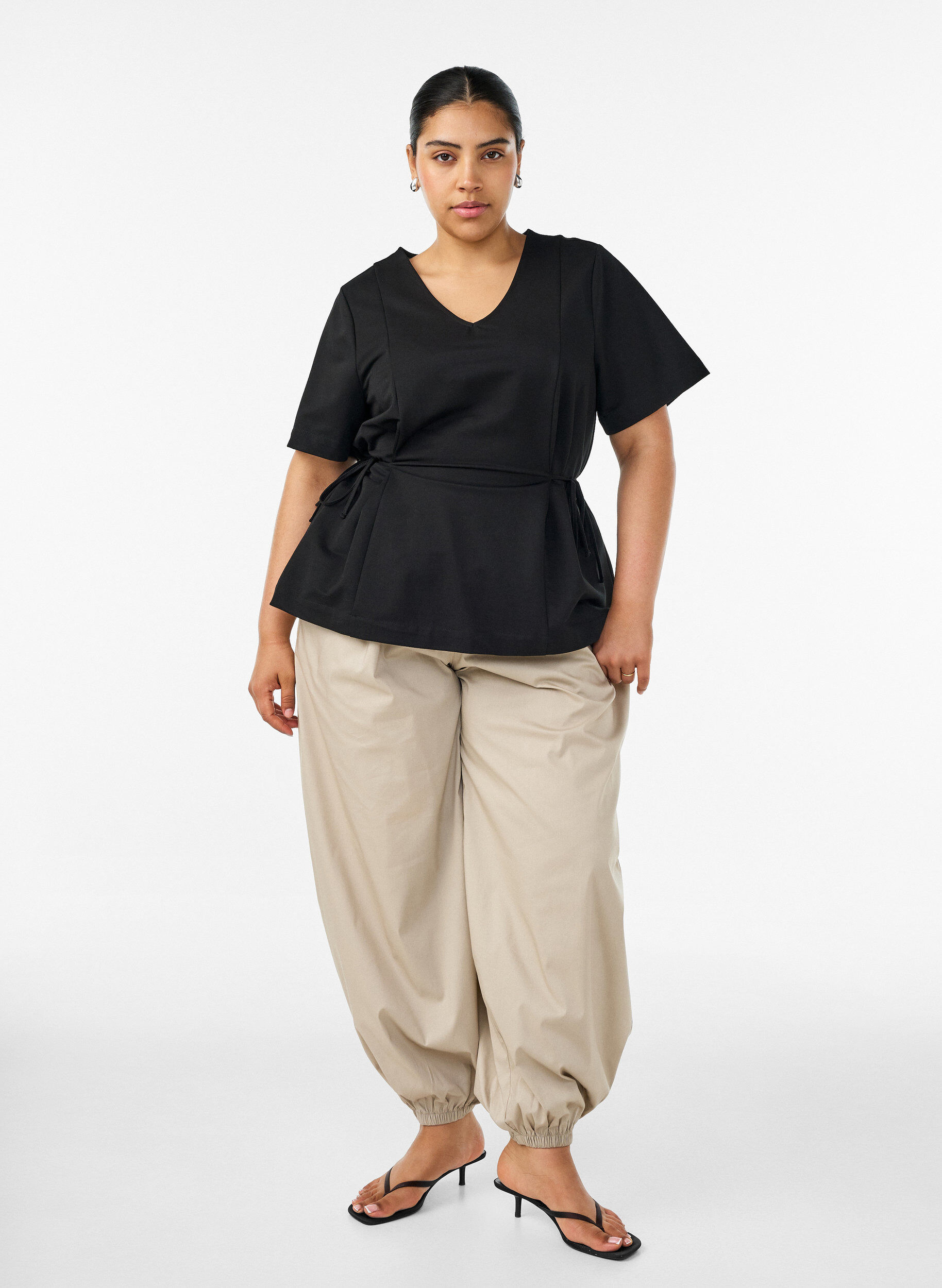 ZizziBluse i bomuldsblanding med V-hals og bindeb&aring;nd, Sort, Model image number 1