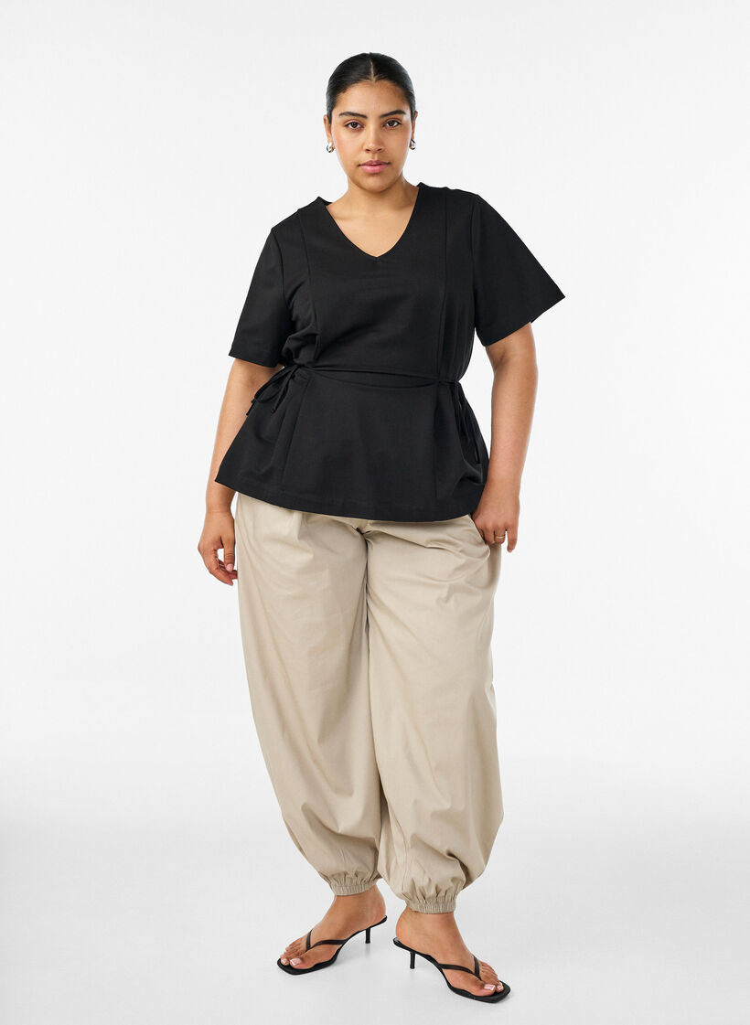 Bluse i bomuldsblanding med V-hals og bindeb&aring;nd, Sort, Model image number 1