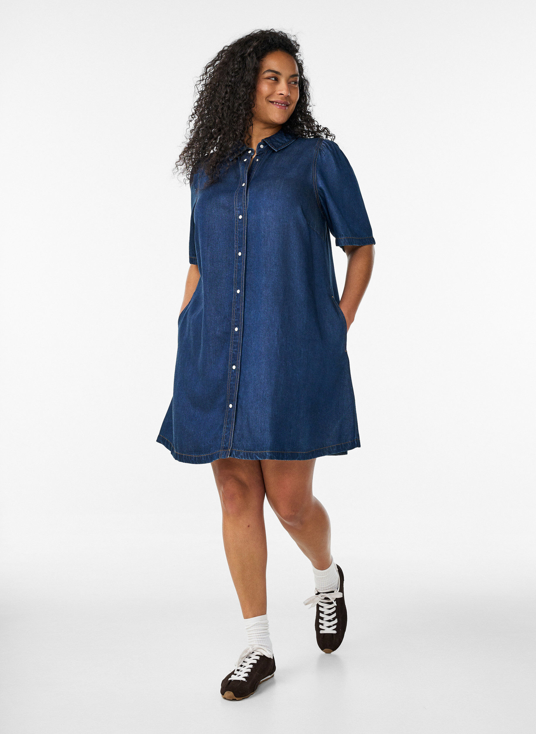 ZizziDenimkjole i lyocell med knapper og korte &aelig;rmer, Bl&aring;, Model image number 0