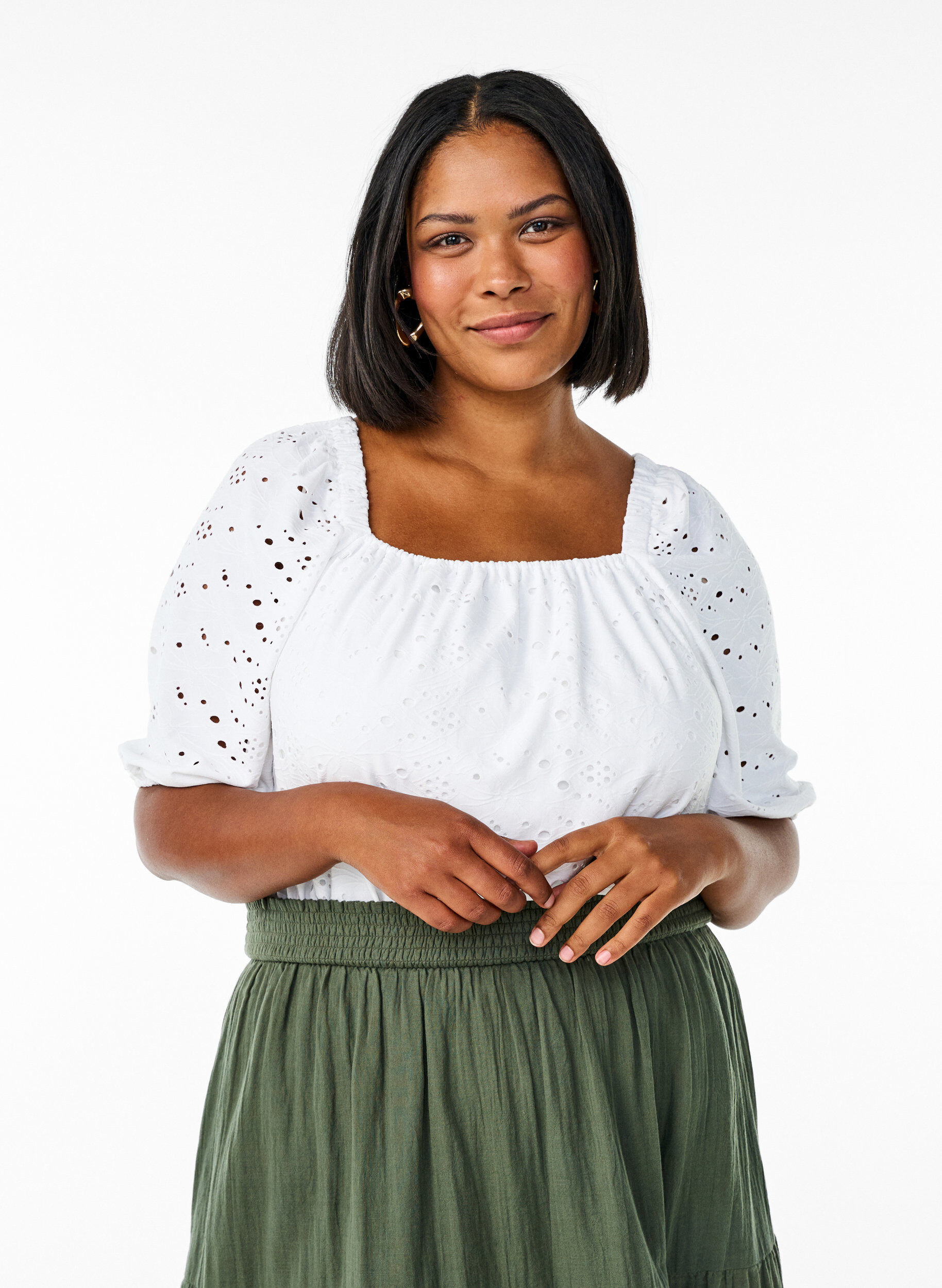 Zizzi Bluse med korte puf&aelig;rmer og hulm&oslash;nster, Hvid, Model image number 0
