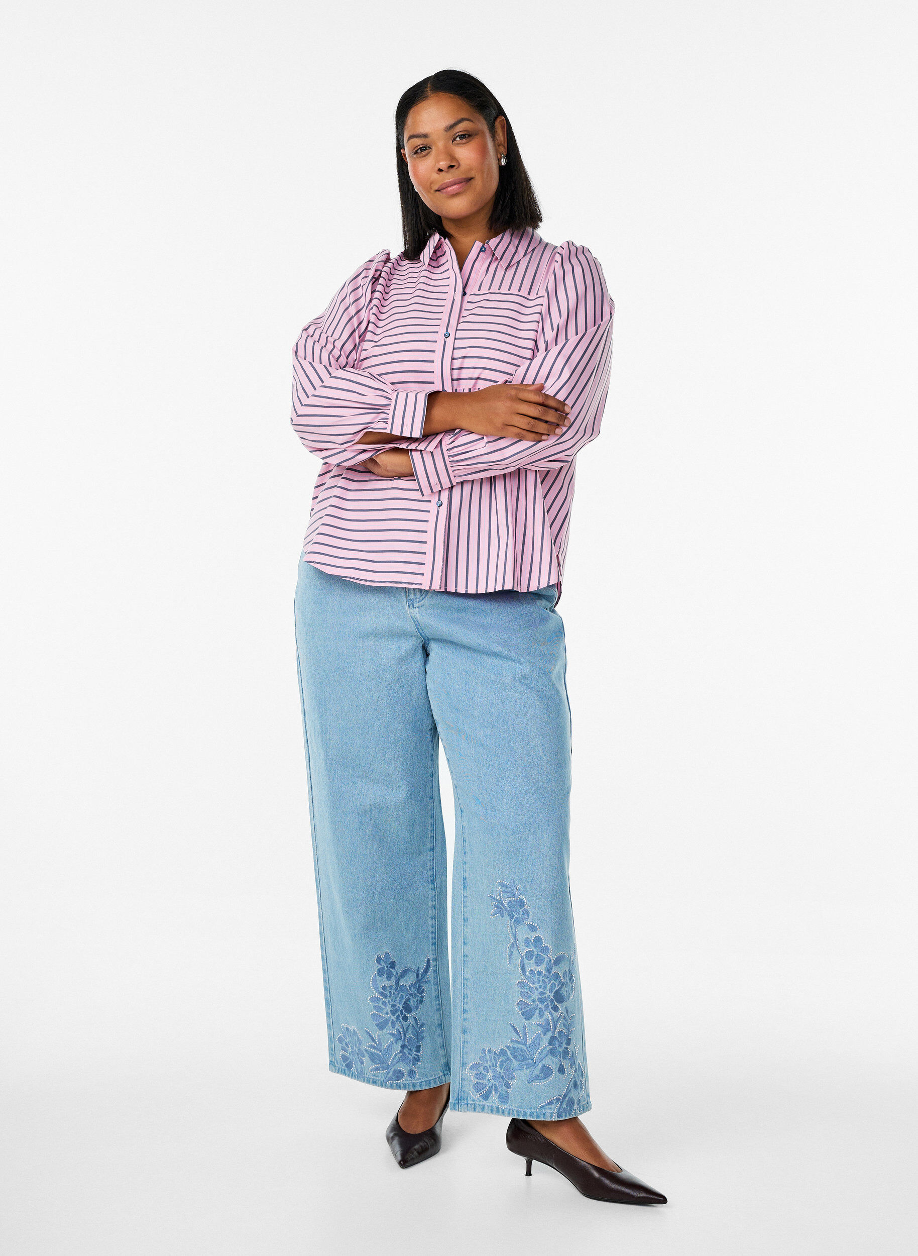 Myra jeans med wide fit og blomsterdetaljer, Bl&aring;, Model