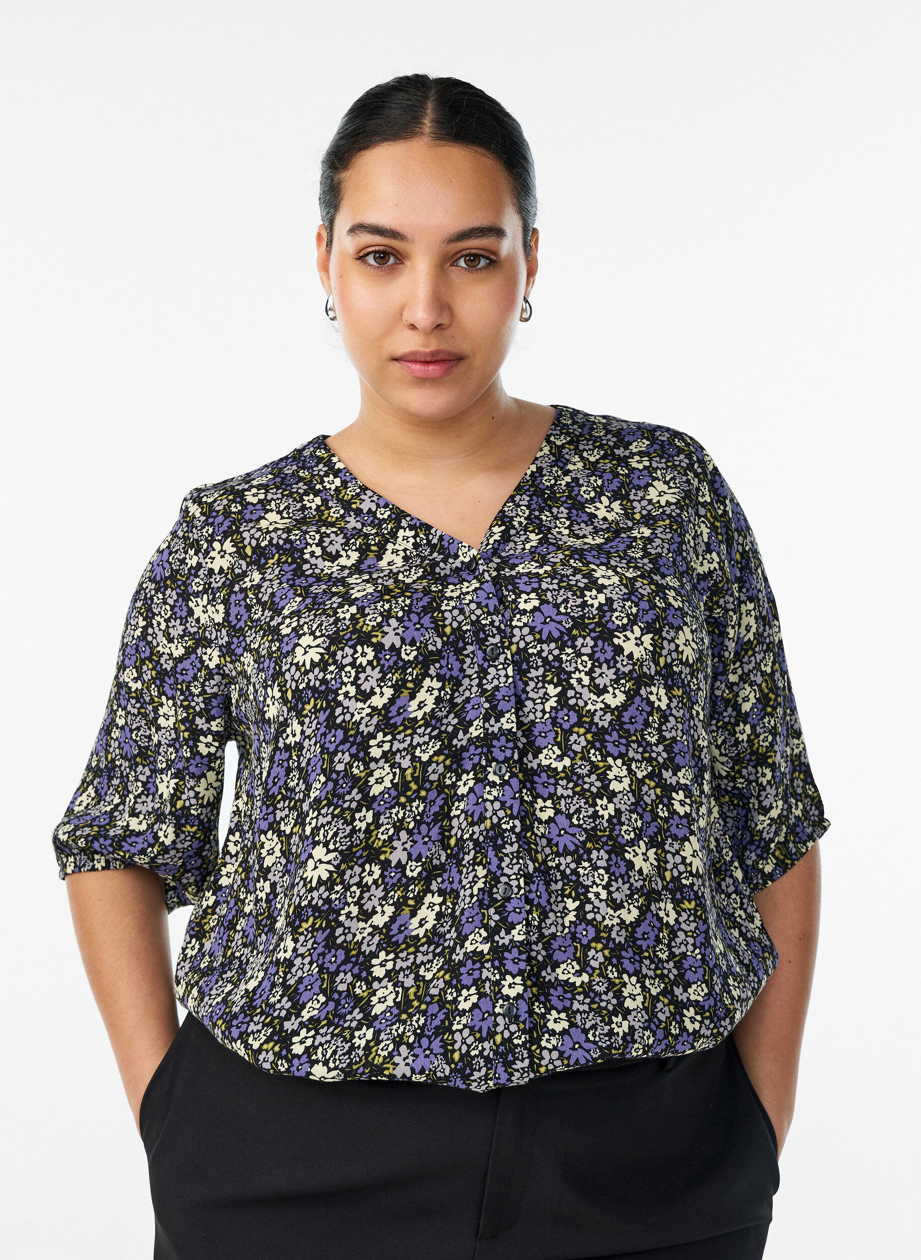 Bluse i viskose med print og knaplukning, Sort, Model