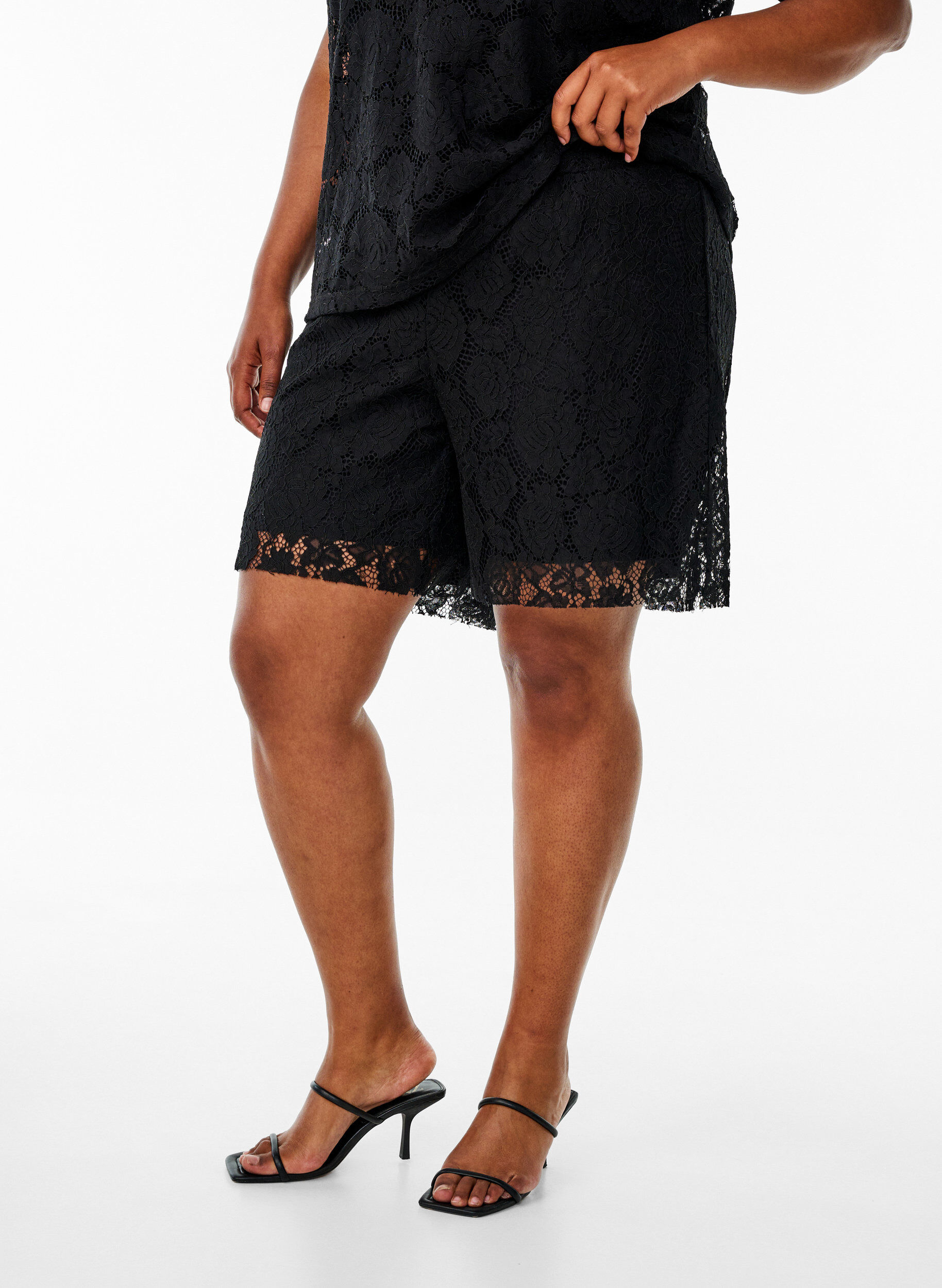 Zizzi L&oslash;se blonde shorts, Sort, Model image number 3