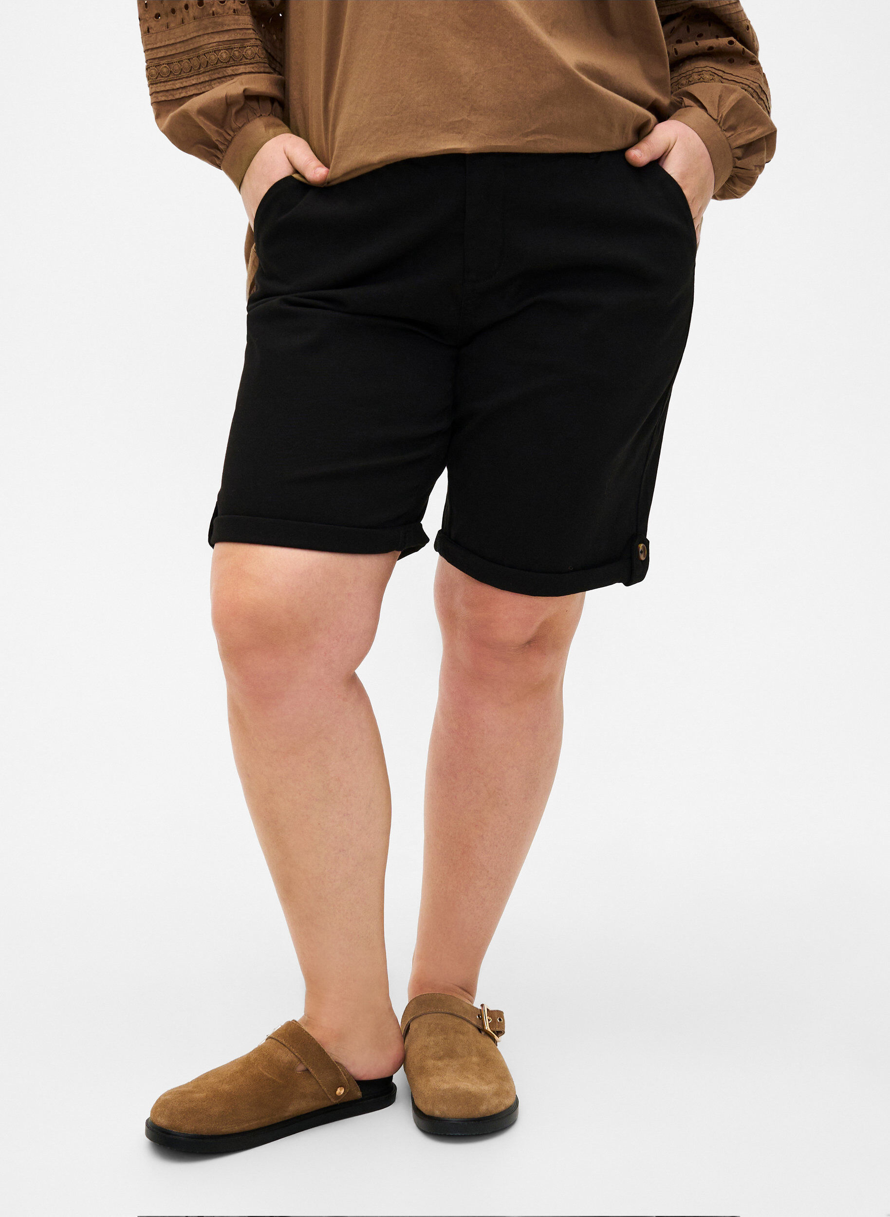Zizzi Chino shorts med lommer, Black, Model image number 2