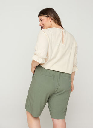 Lange shorts i viskose, Agave Green, Model image number 1