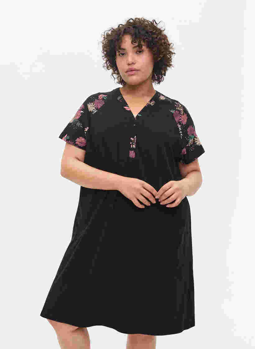 Kortærmet bomulds natkjole med printdetaljer, Black AOP Flower, Model image number 0