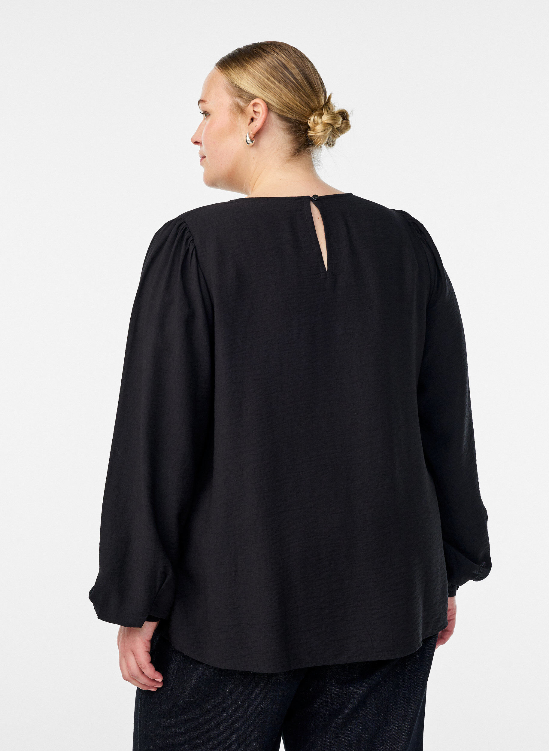 Zizzi Viskosebluse med lange &aelig;rmer, Sort, Model image number 2
