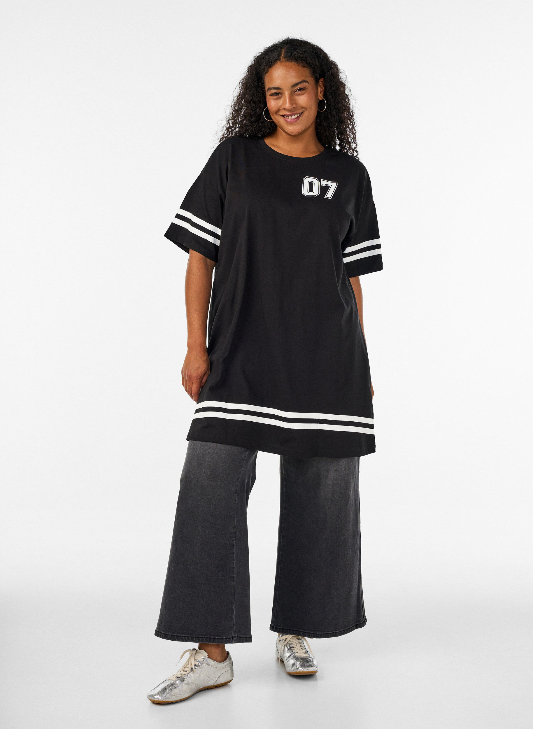 ZizziKort t-shirtkjole med sporty detaljer, Sort, Model image number 1
