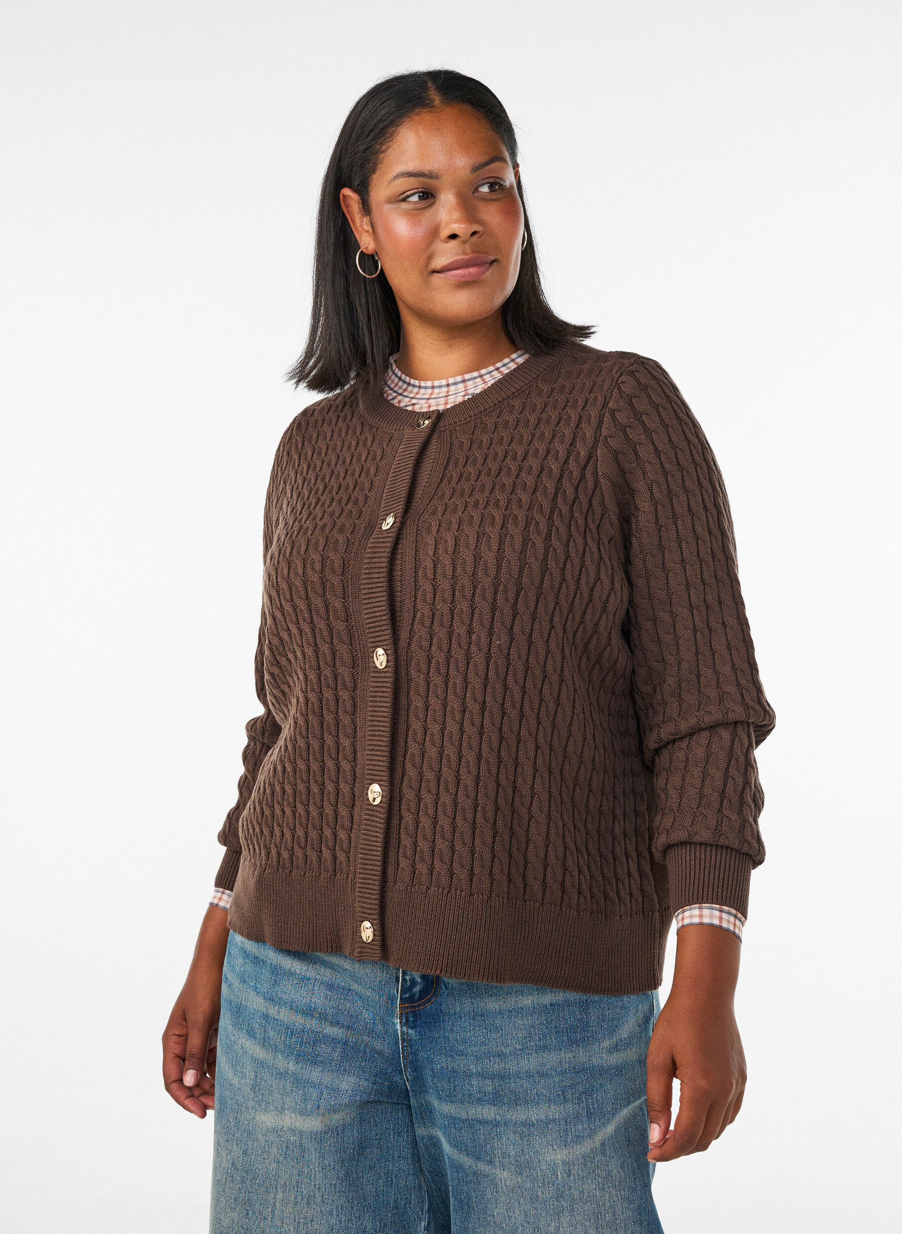 Kabelstrikket cardigan med gyldne knapper, Brun, Model