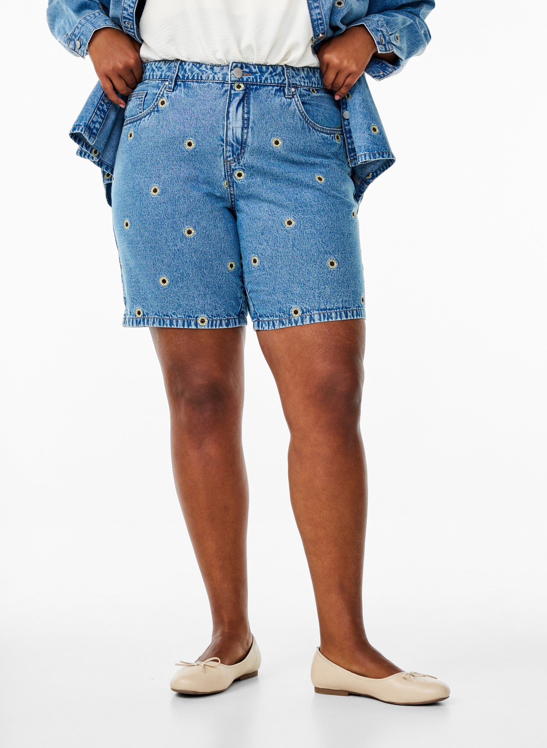 ZizziDenim shorts med broderede blomster, Bl&aring;, Model image number 2