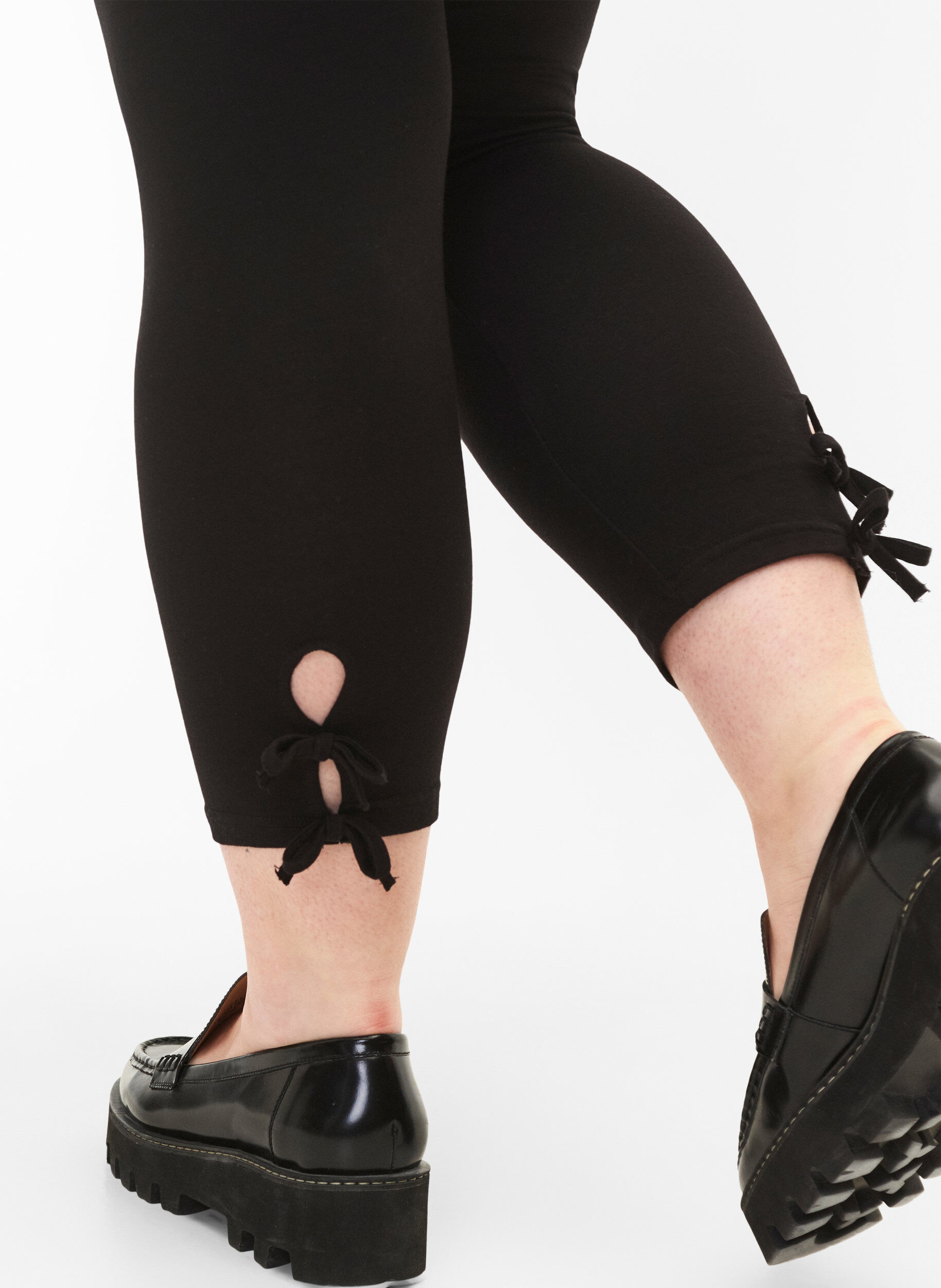 Zizzi 3/4 leggings i viskose med sl&oslash;jfe, Black, Model image number 2