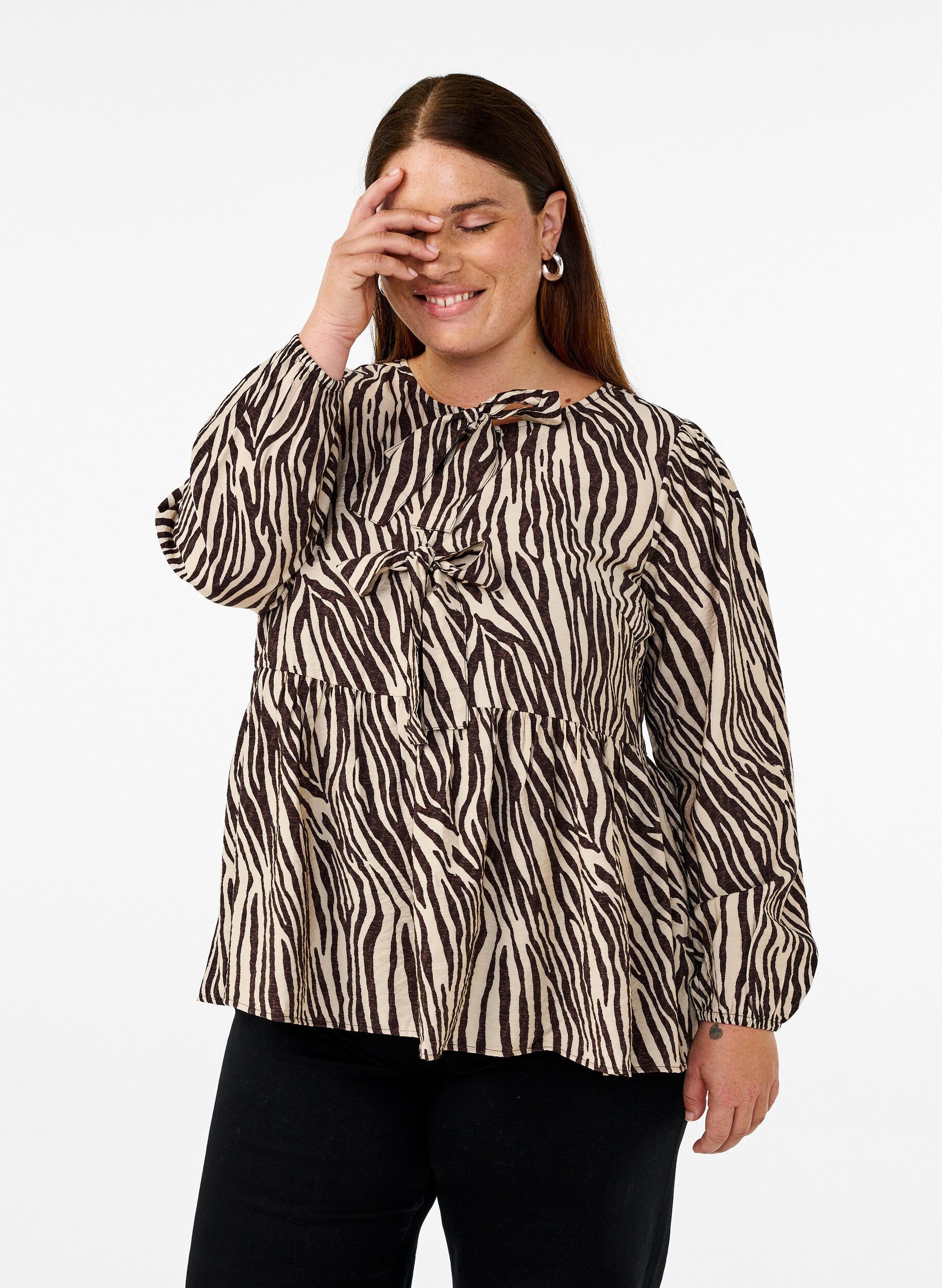 Peplumbluse med bindeb&aring;nd og zebraprint, Brun, Model