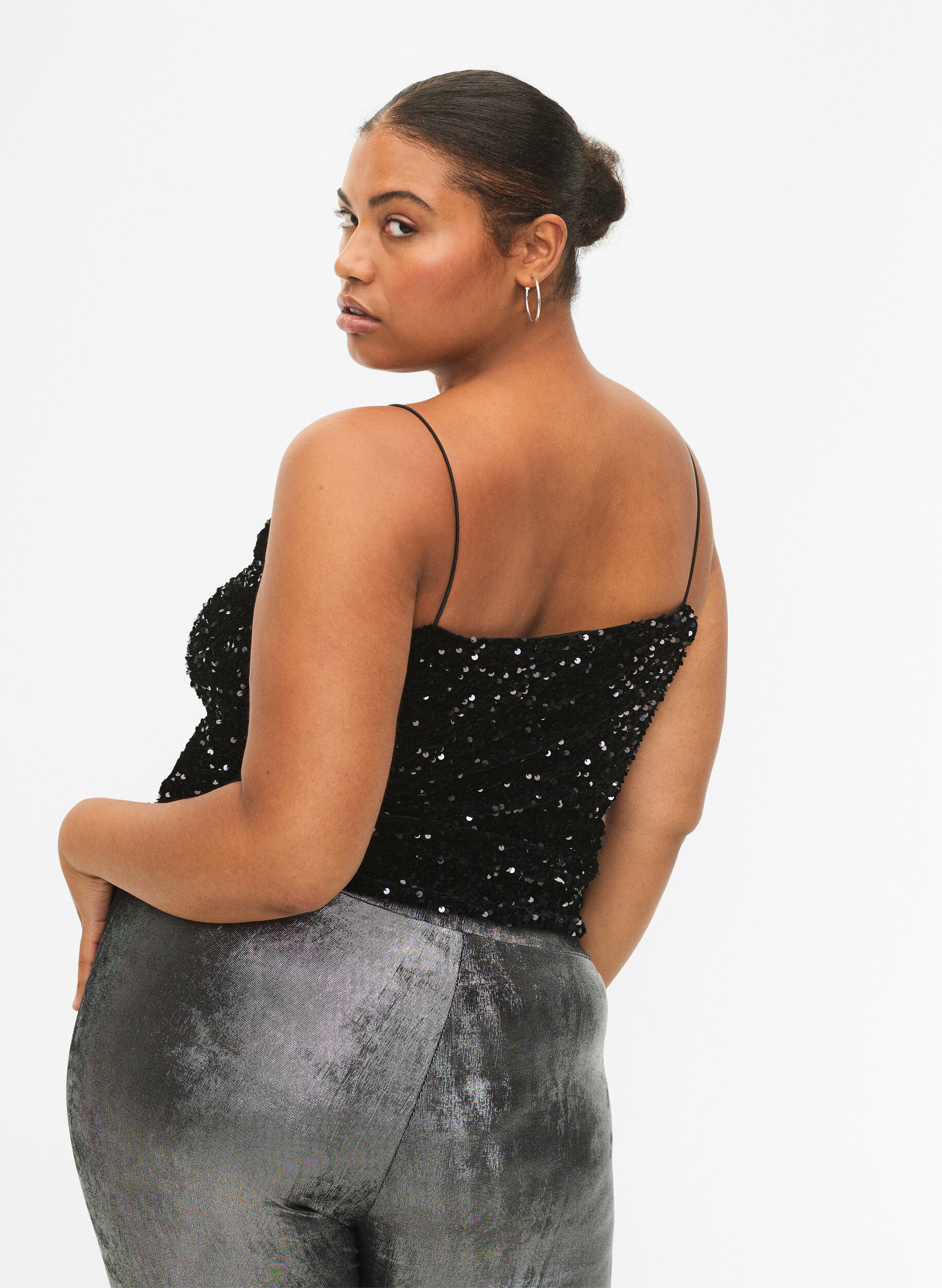 Zizzi Top med pailletter og smalle stropper, Black Sequins, Model image number 1