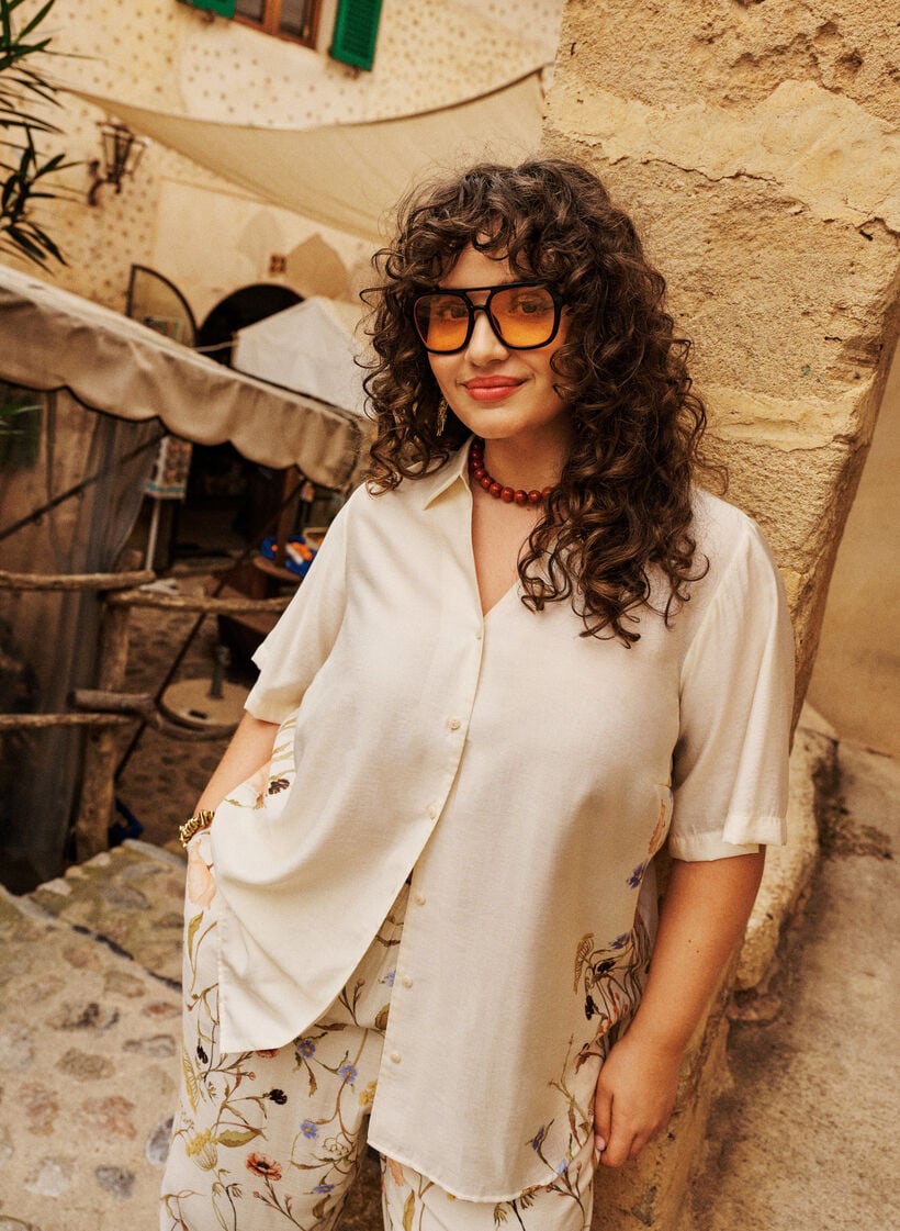 Skjortebluse med albuelange &aelig;rmer og blomster detaljer, Beige, Image image number 0