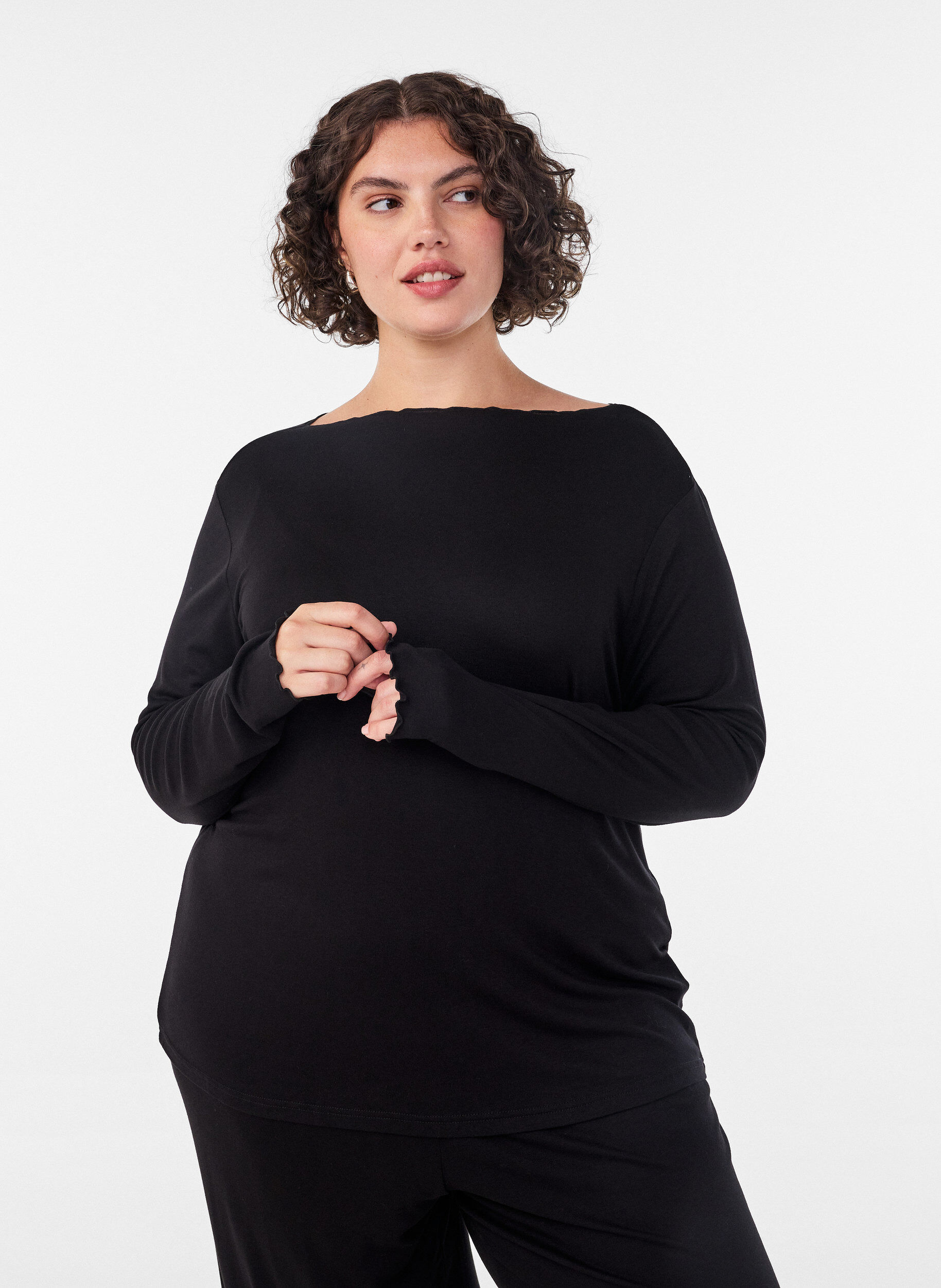 Natbluse i viskose med lange &aelig;rmer, Sort, Model