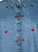 Løs denimskjorte med broderede lips, Light Blue Kiss, Packshot image number 2