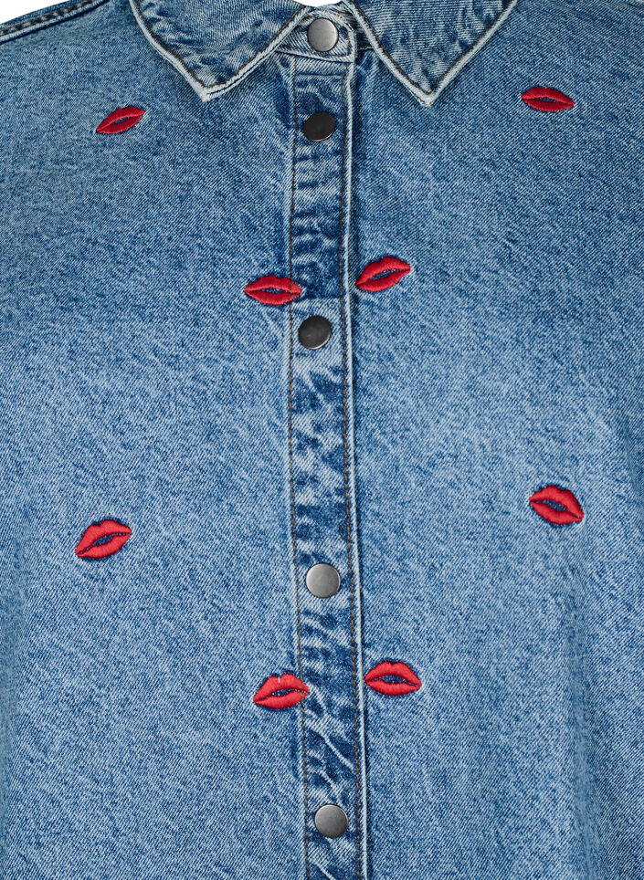Løs denimskjorte med broderede lips, Light Blue Kiss, Packshot image number 2