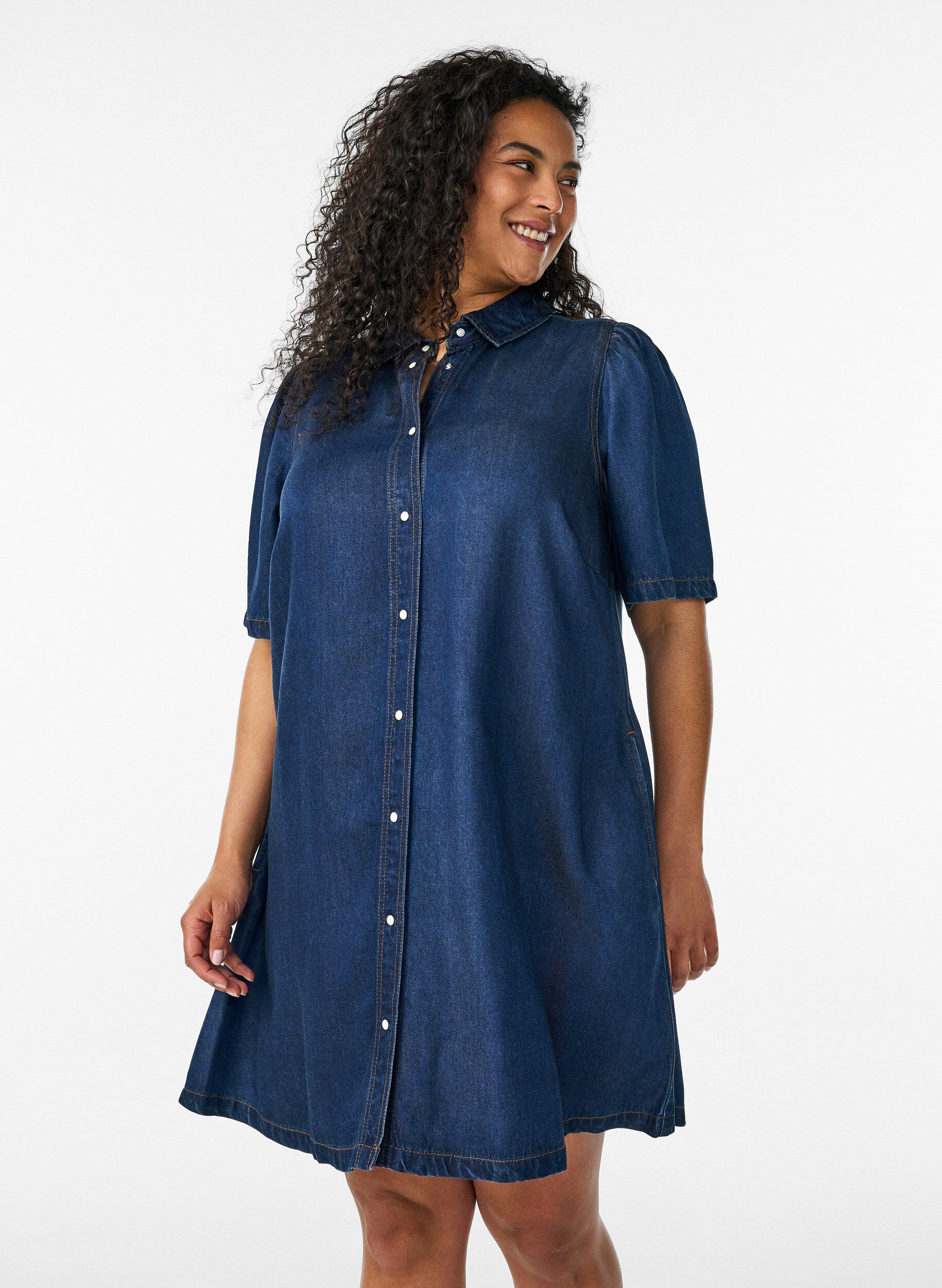 ZizziDenimkjole i lyocell med knapper og korte &aelig;rmer, Bl&aring;, Model image number 1