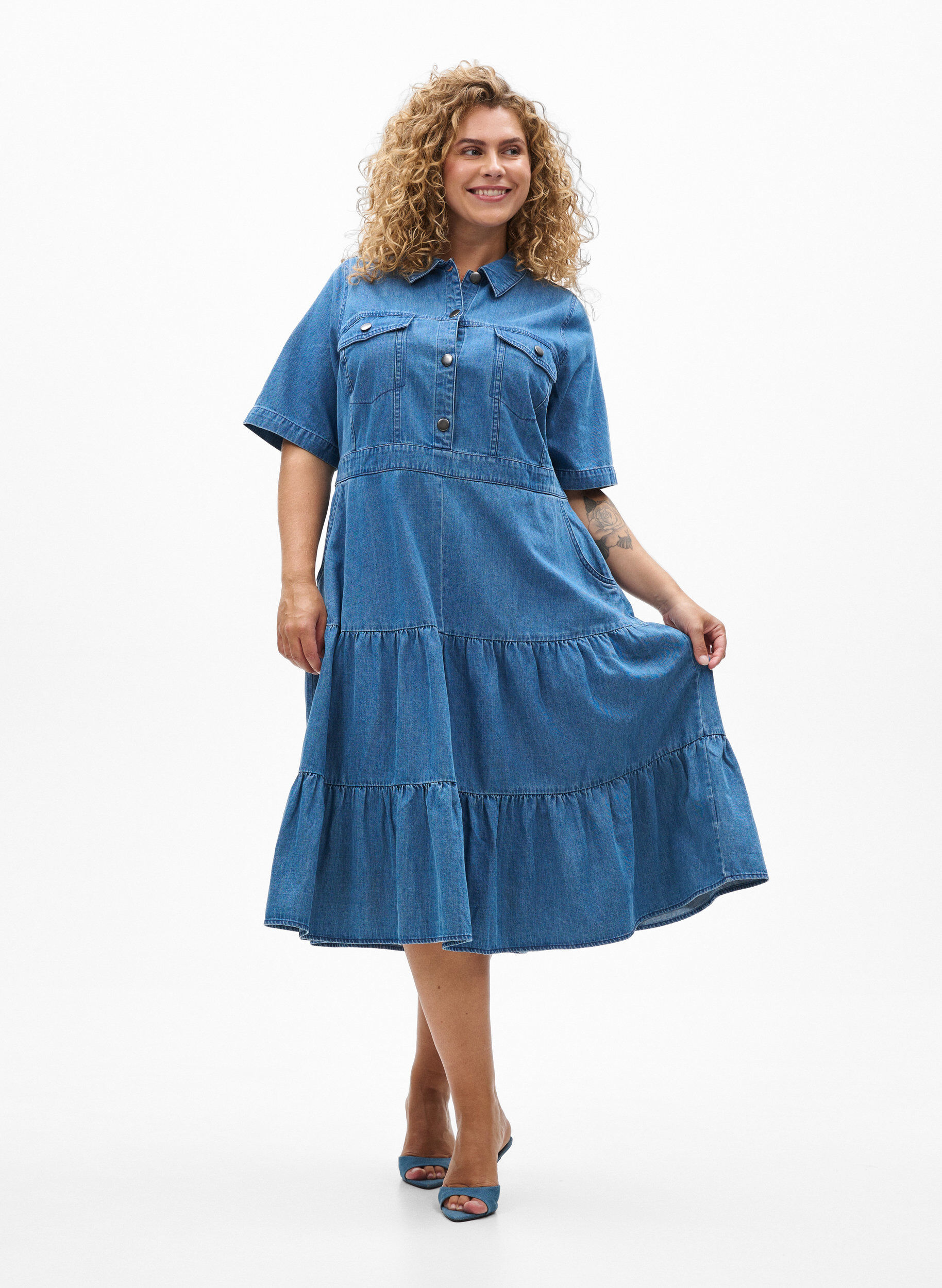 ZizziMidilang denimkjole med knapper og korte &aelig;rmer, Bl&aring;, Model image number 1