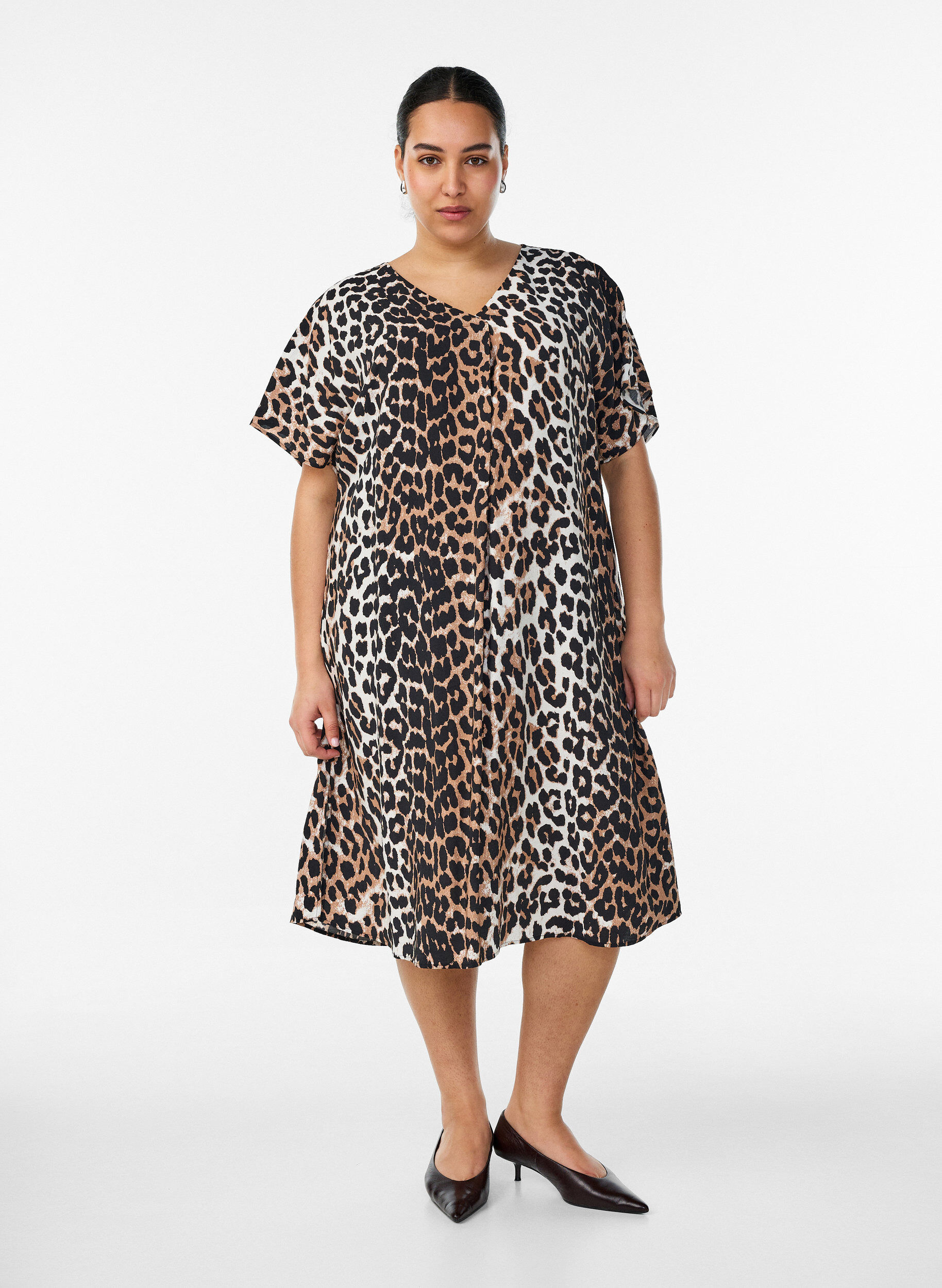 ZizziV-hals kjole i viskose, Brun, Model image number 0