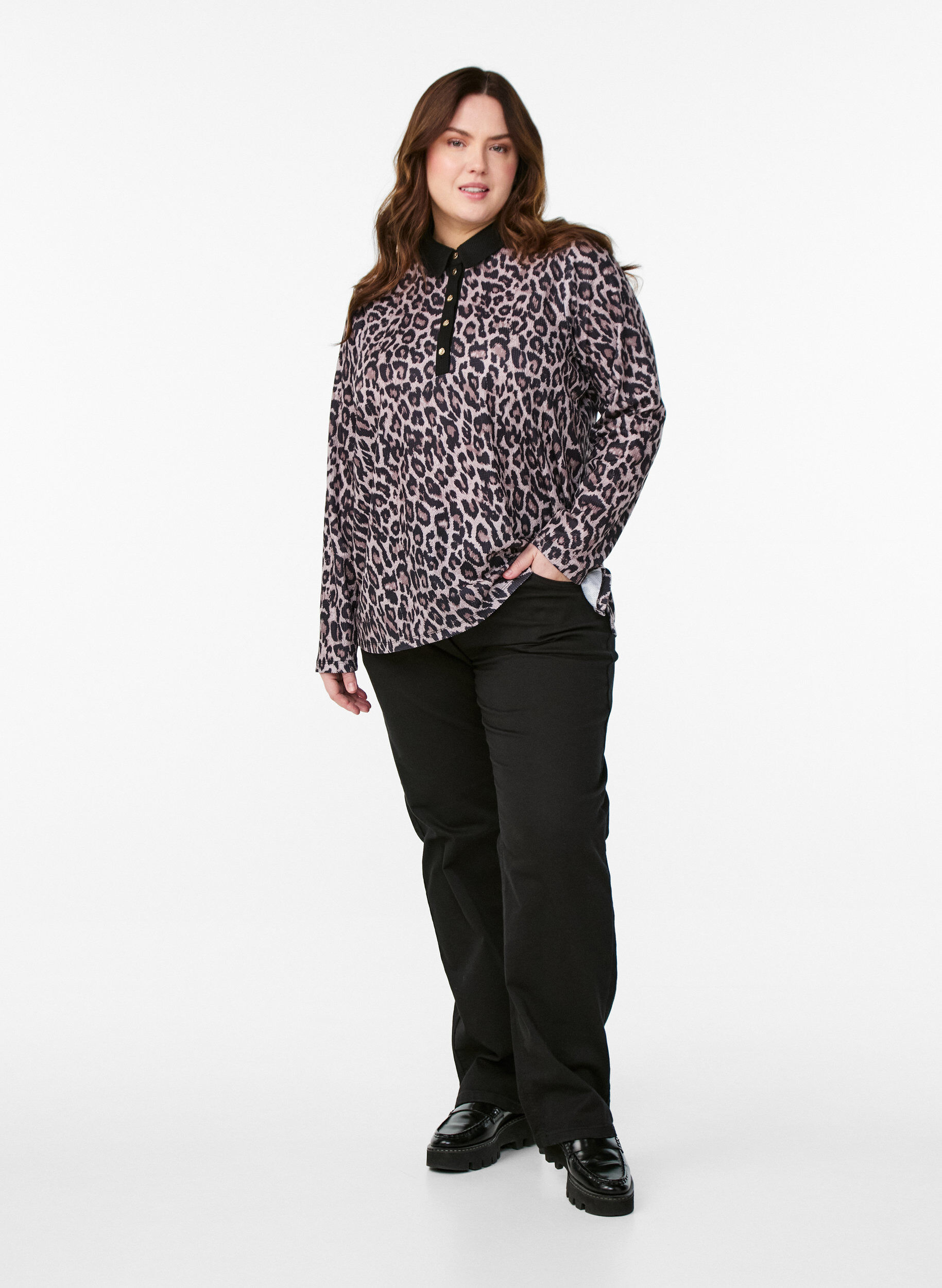 Zizzi Poloshirt med leopardm&oslash;nster og guldfarvede knapper, Brun, Model image number 1