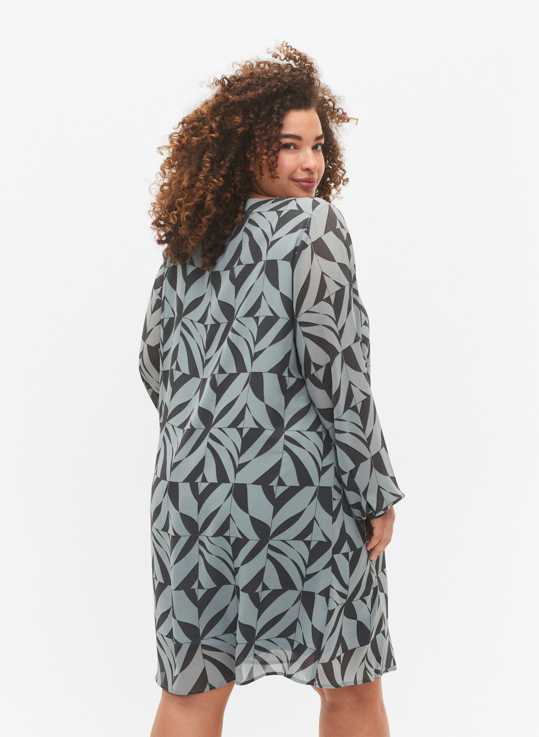 Zizzi Lang&aelig;rmet kjole med v-hals, Graphic Leaf, Model image number 1