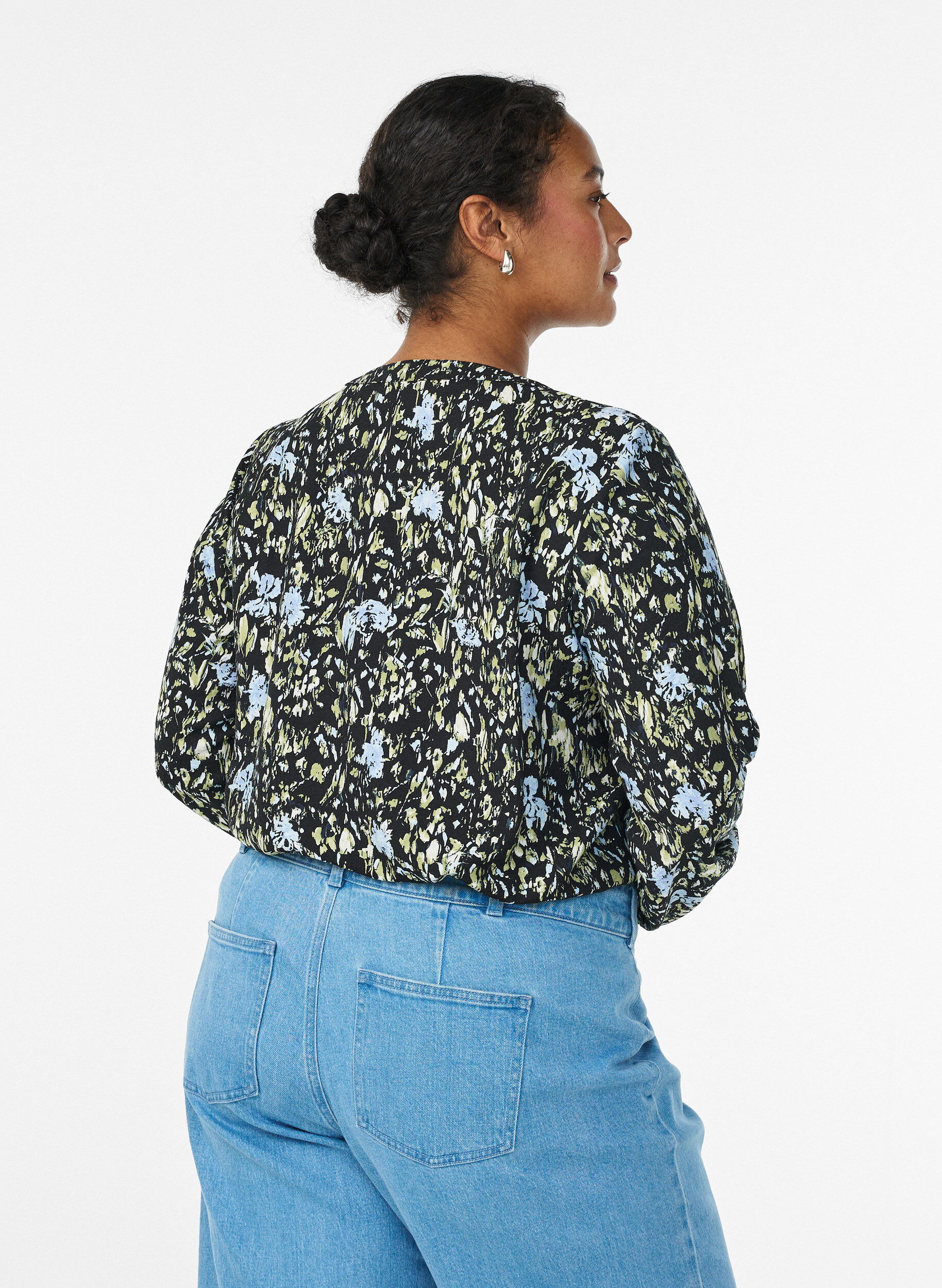 Zizzi Lang&aelig;rmet bluse med m&oslash;nster og knapper, Sort, Model image number 2