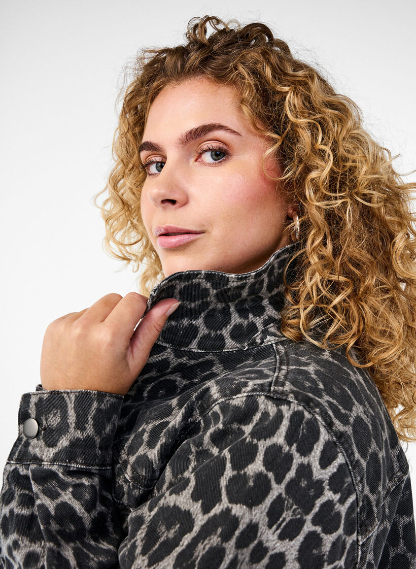 Denimskjorte i leopardprint med knapper, Grå, Model image number 4