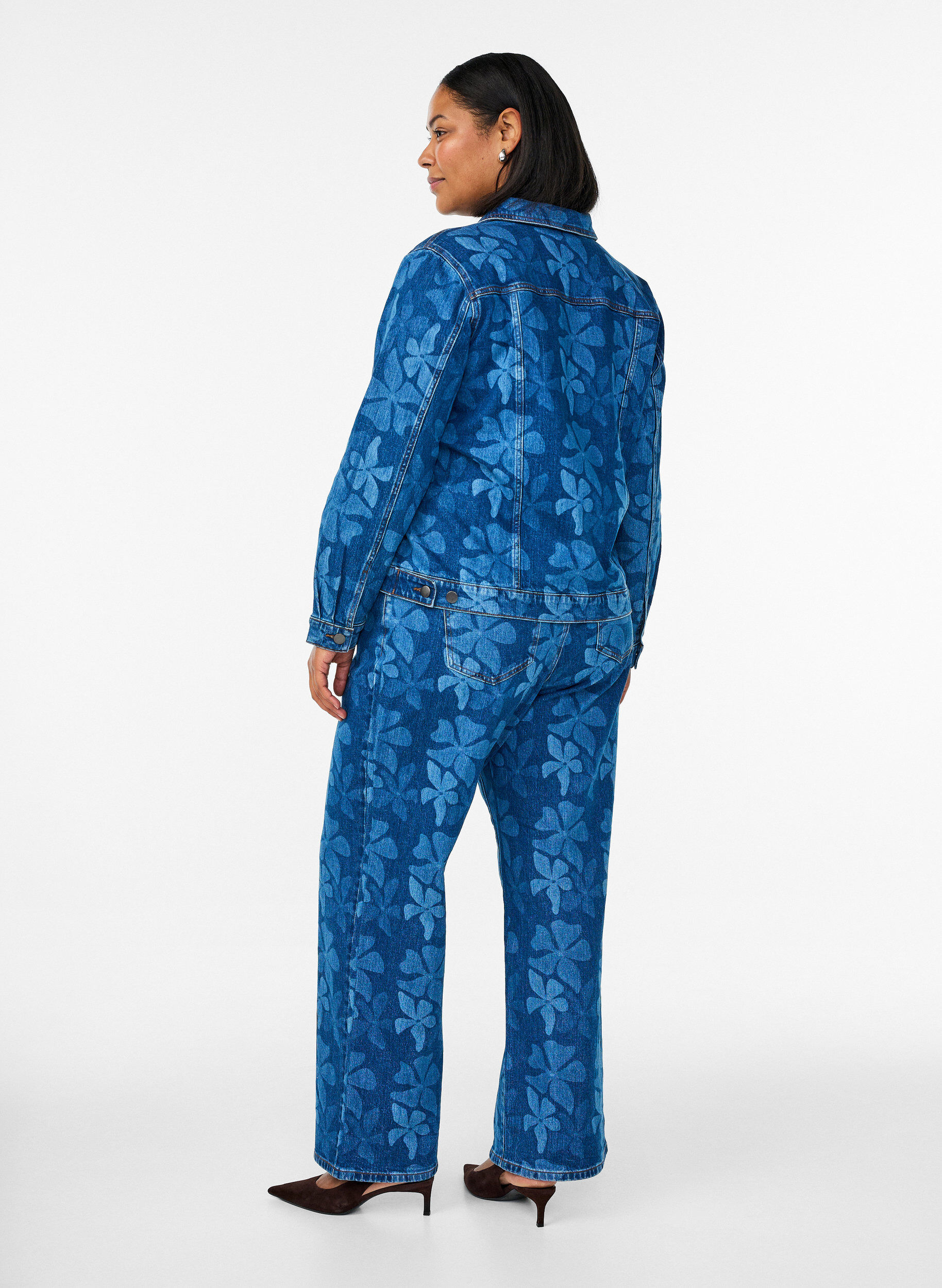 Zizzi Myra jeans i blomstret denim med wide fit, Bl&aring;, Model image number 1