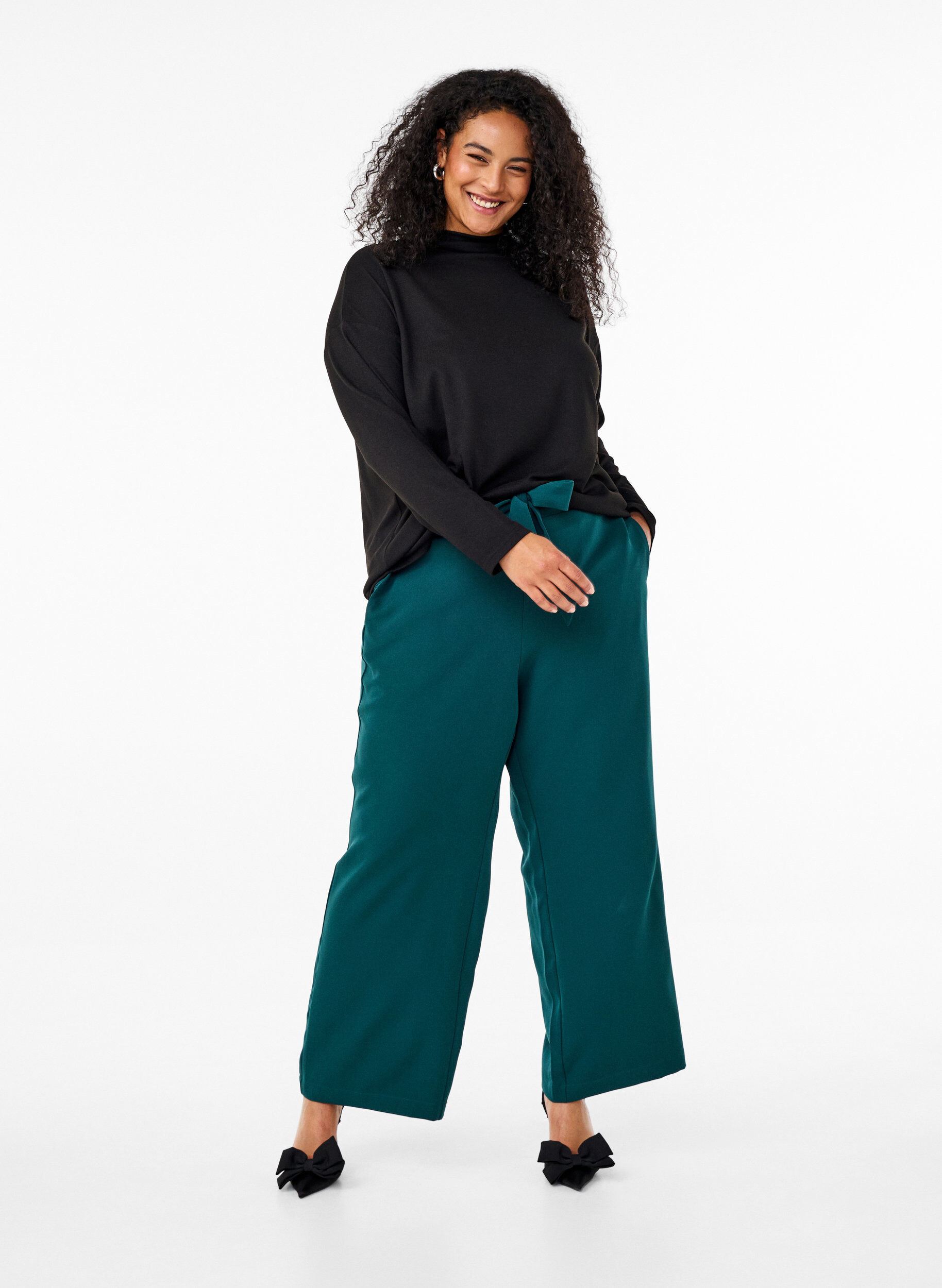 Zizzi Bluse med h&oslash;j hals og lange &aelig;rmer, Sort, Model image number 1