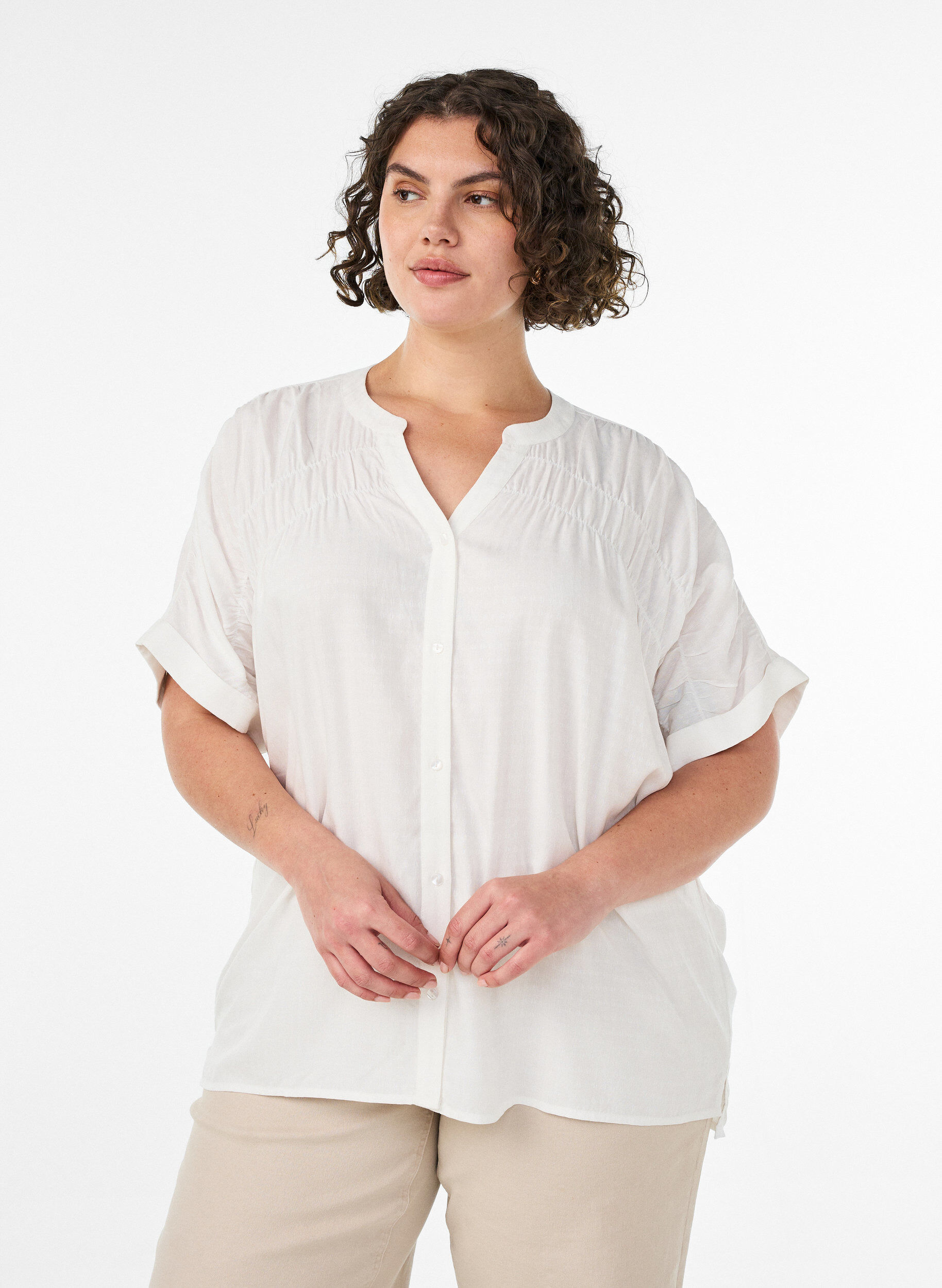 ZizziSkjorte i viskose med korte &aelig;rmer og rynkedetalje, Vanilla, Model image number 0