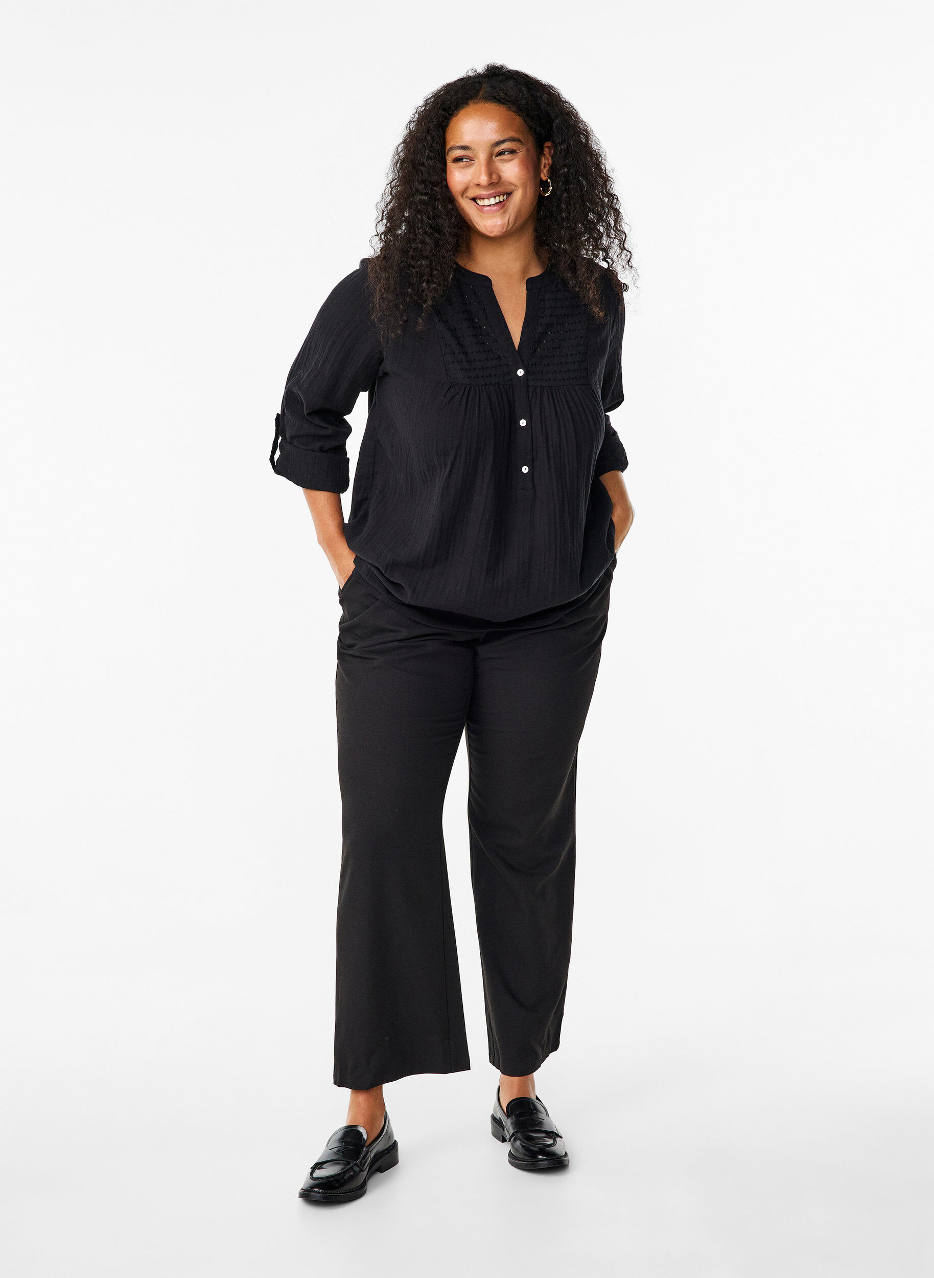 Zizzi Bluse i bomuld med broderi anglaise og 3/4 &aelig;rmer, Black, Model image number 2