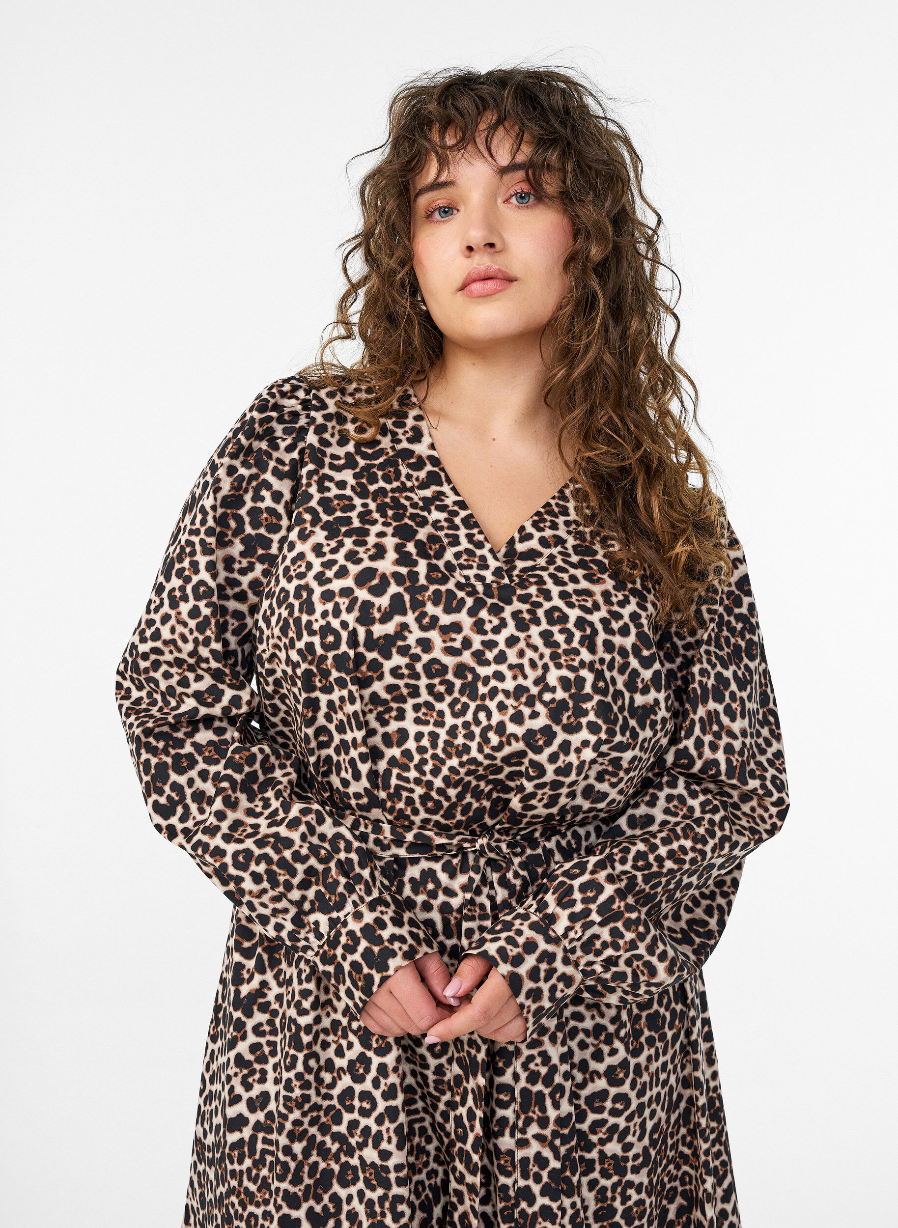 Zizzi Kjole i &oslash;kologisk bomuld med bindeb&aelig;lte, Brun, Model image number 2