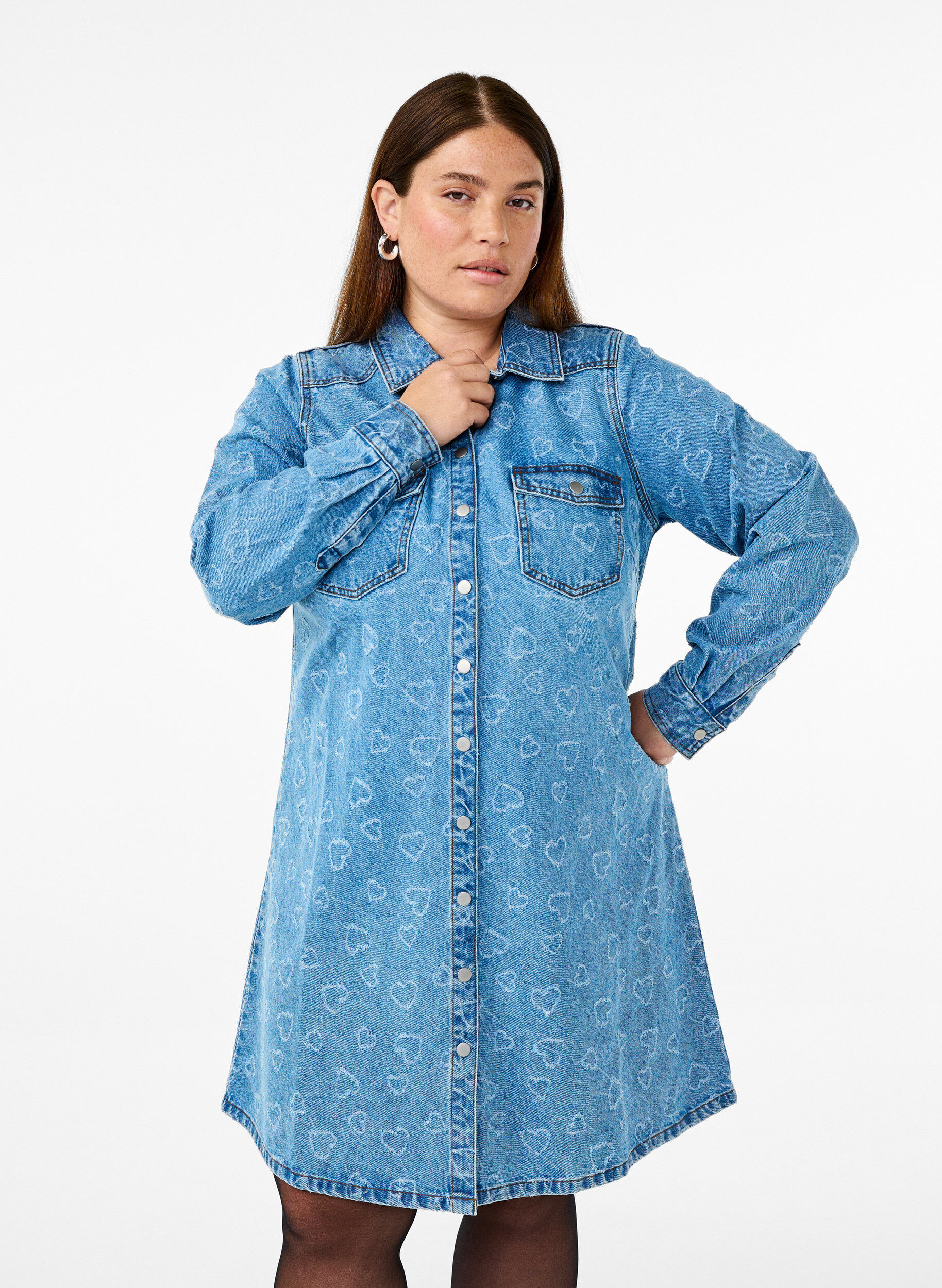 Zizzi Denimkjole med hjerte m&oslash;nster , Bl&aring;, Model image number 0