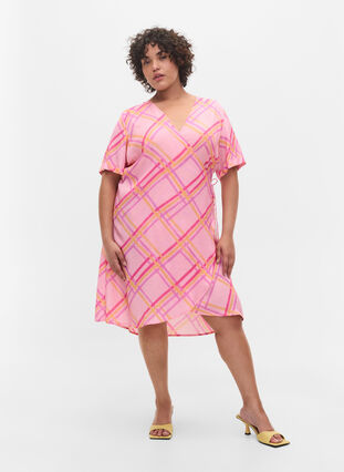 Ternet viskose kjole med wrap, Pink Check, Model image number 3