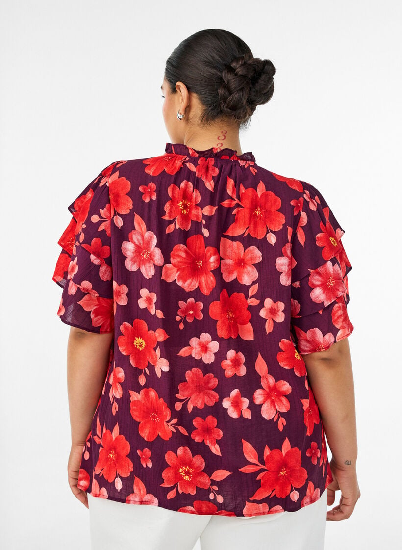 Blomstret viskosebluse med fl&aelig;se&aelig;rmer, Lilla, Model image number 2