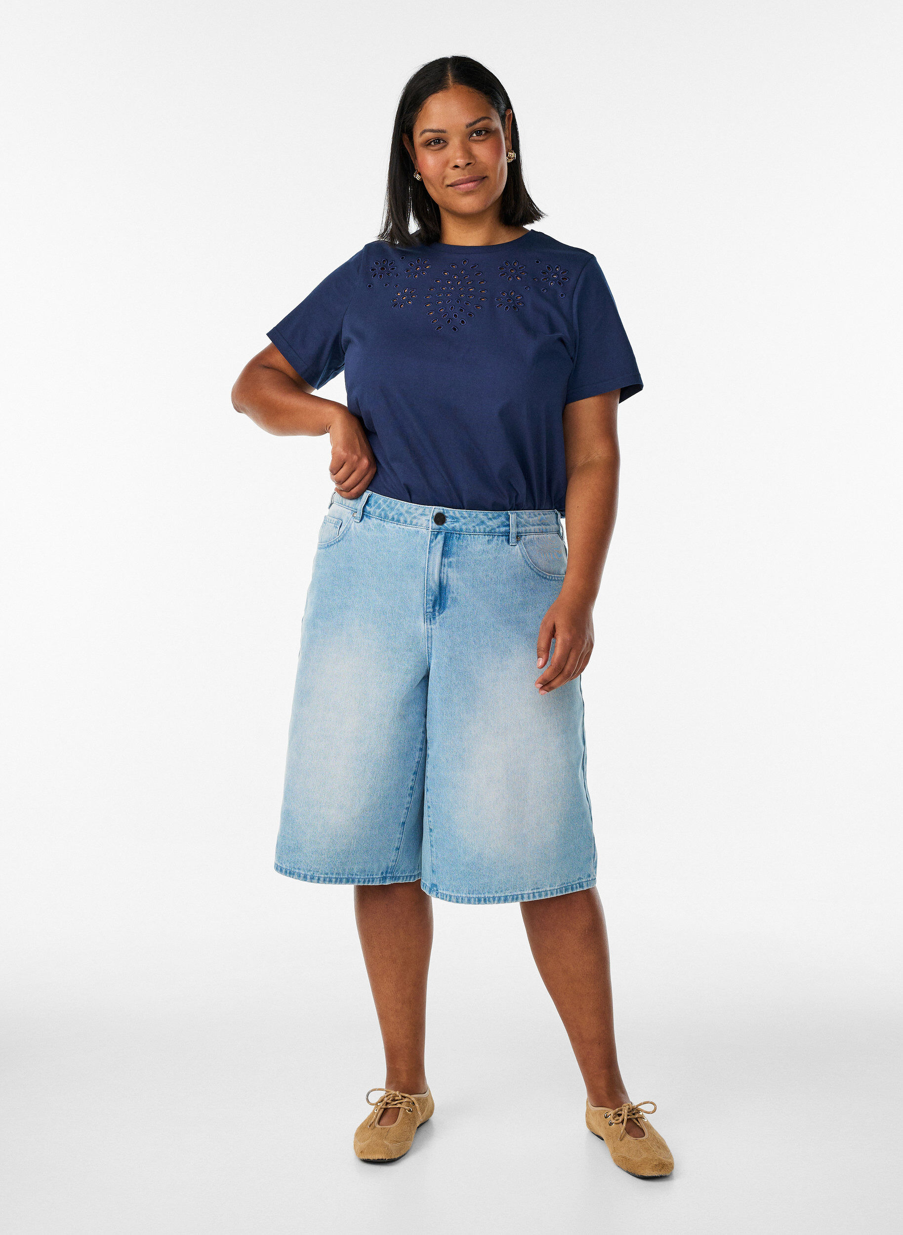 ZizziT-shirt i &oslash;kologisk bomuld med hulbroderi, Bl&aring;, Model image number 1