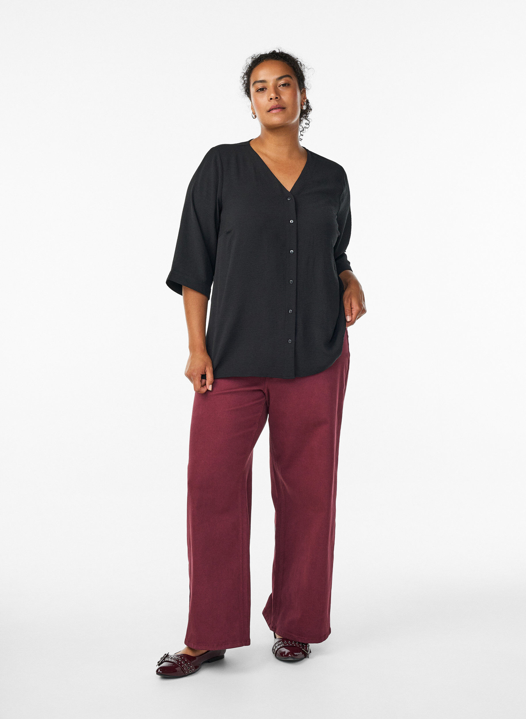 ZizziSkjortebluse med V-udsk&aelig;ring og 3/4-&aelig;rmer, Sort, Model image number 1