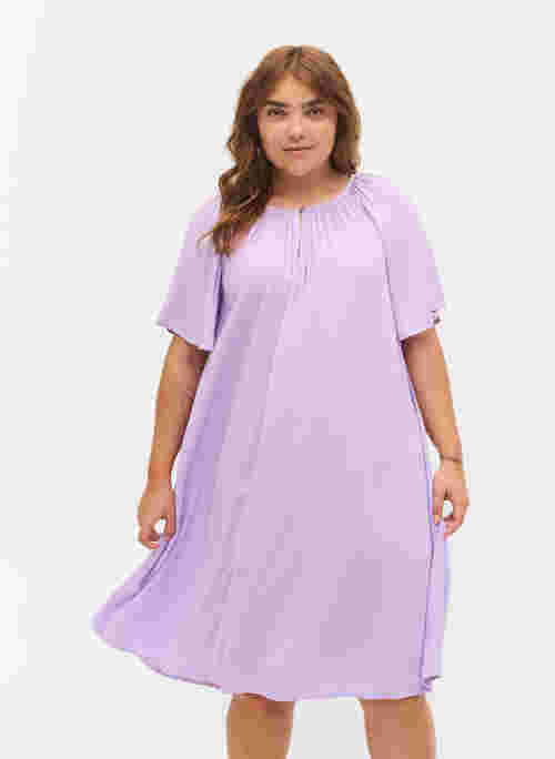 Kortærmet kjole i viskose, Lavendula, Model