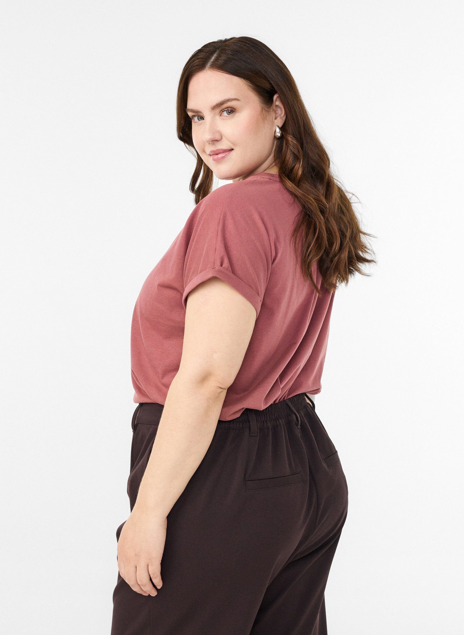 Zizzi Kort&aelig;rmet t-shirt i bomuldsblanding, Lyser&oslash;d, Model image number 1