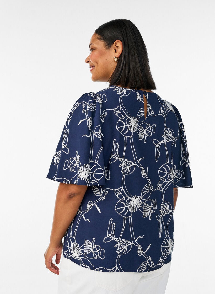 Kort&aelig;rmet bluse med broderet m&oslash;nster, Bl&aring;, Model image number 2