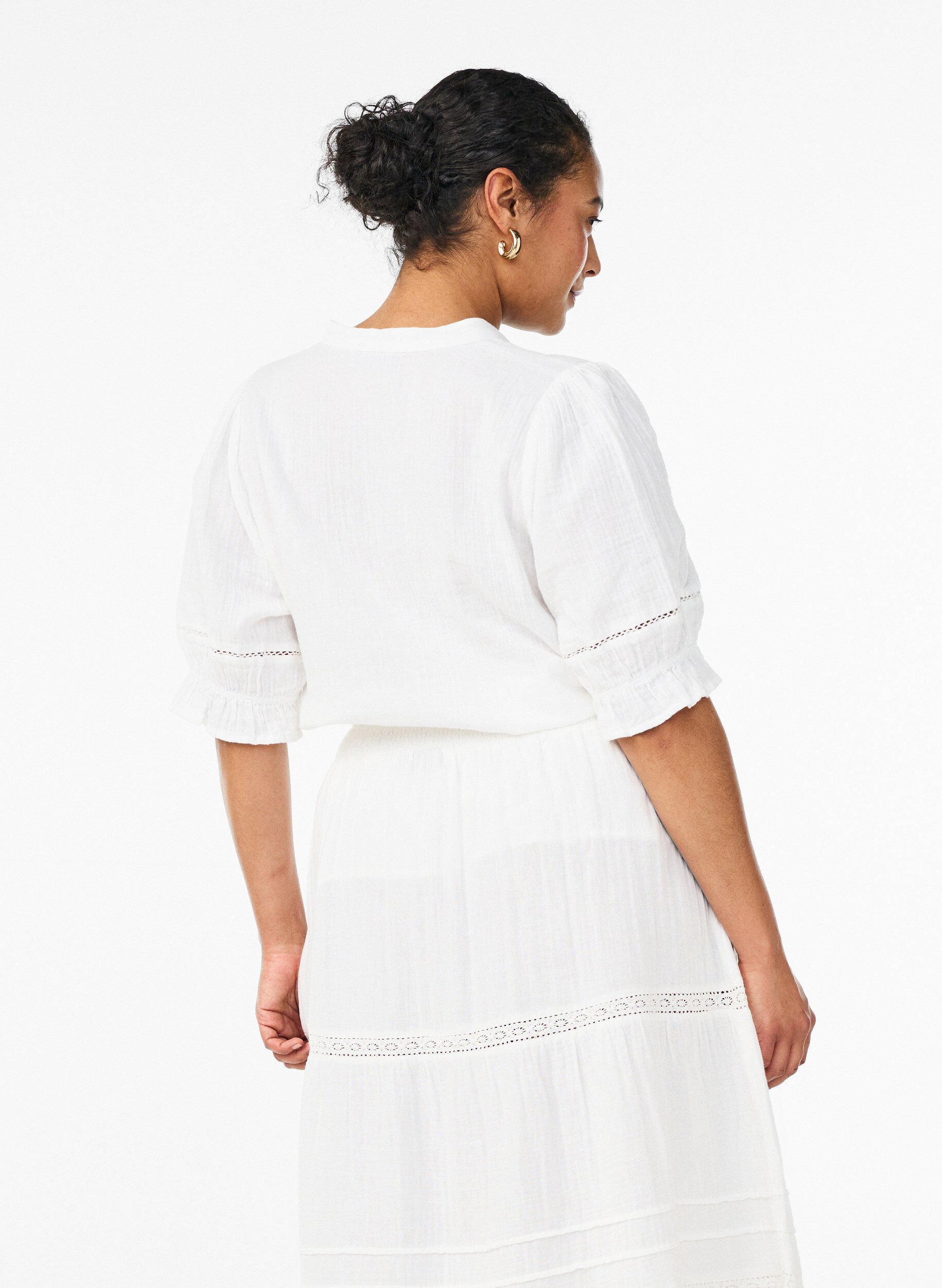 ZizziKort&aelig;rmet bluse i bomuldsmusselin med crochetb&aring;nd, Hvid, Model image number 1