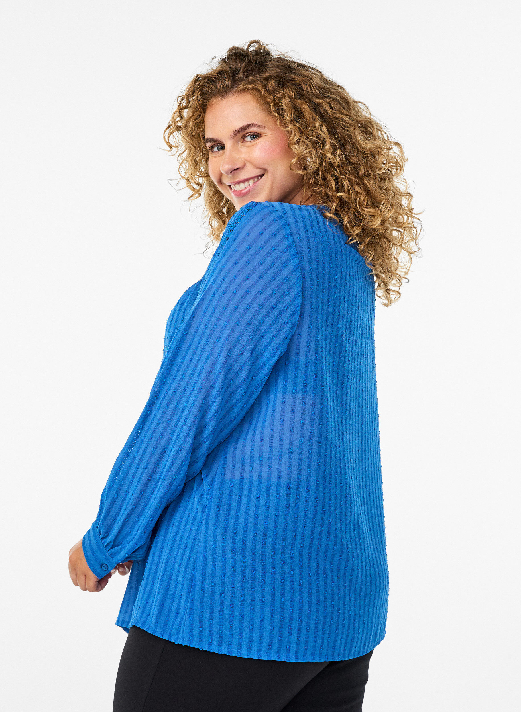 Zizzi Skjortebluse med prikket struktur og broderidetaljer, Bl&aring;, Model image number 2