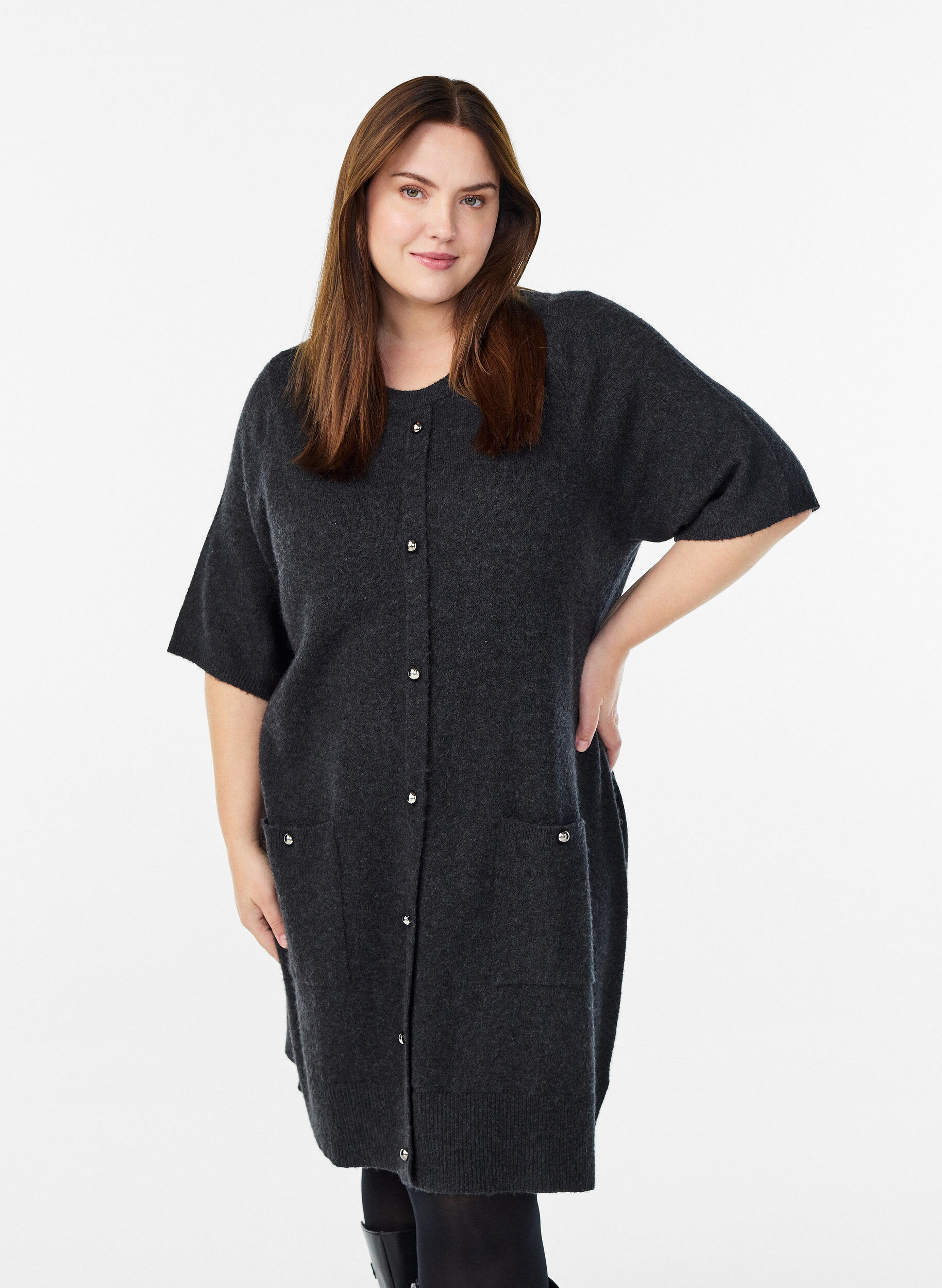 Kort strikkjole med korte &aelig;rmer og kugleknapper, Gr&aring;, Model