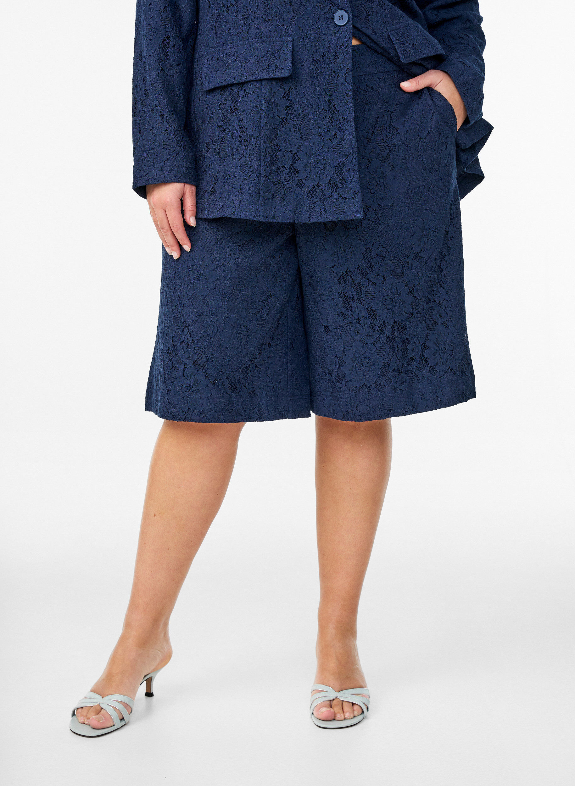 Zizzi Bermudashorts i blonde med h&oslash;j talje, Bl&aring;, Model image number 3