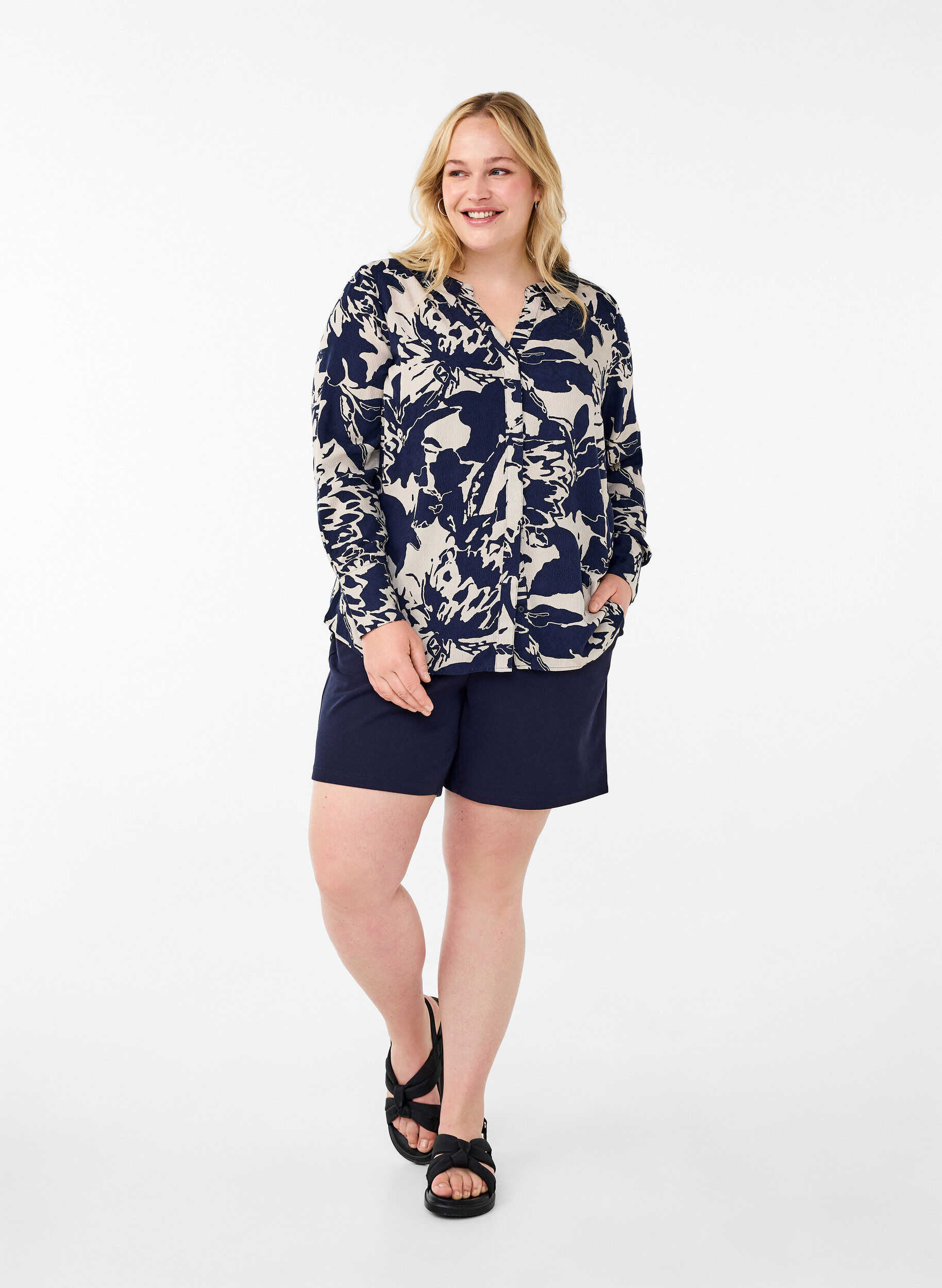 Zizzi Lang&aelig;rmet skjorte med print og v-hals, Navy Blazer AOP, Model image number 2