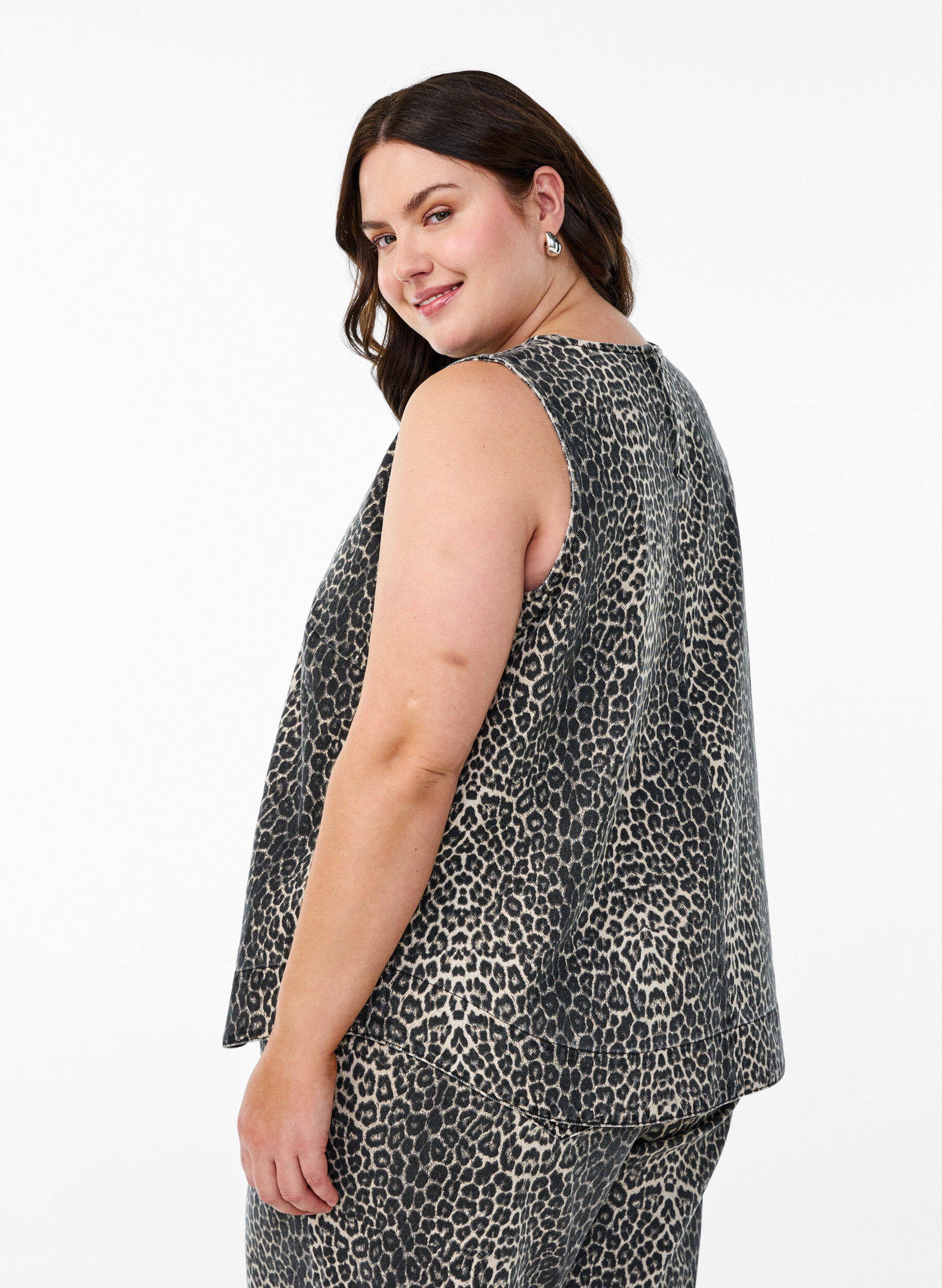 Zizzi &AElig;rmel&oslash;s leopardm&oslash;nstret top i denim, Brun, Model image number 2