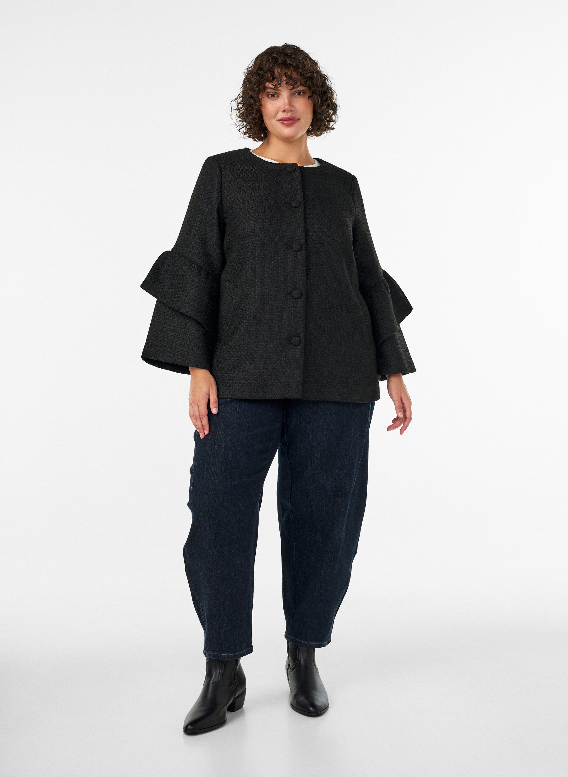 ZizziBoucl&eacute;jakke med fl&aelig;sedetaljer, Sort, Model image number 1
