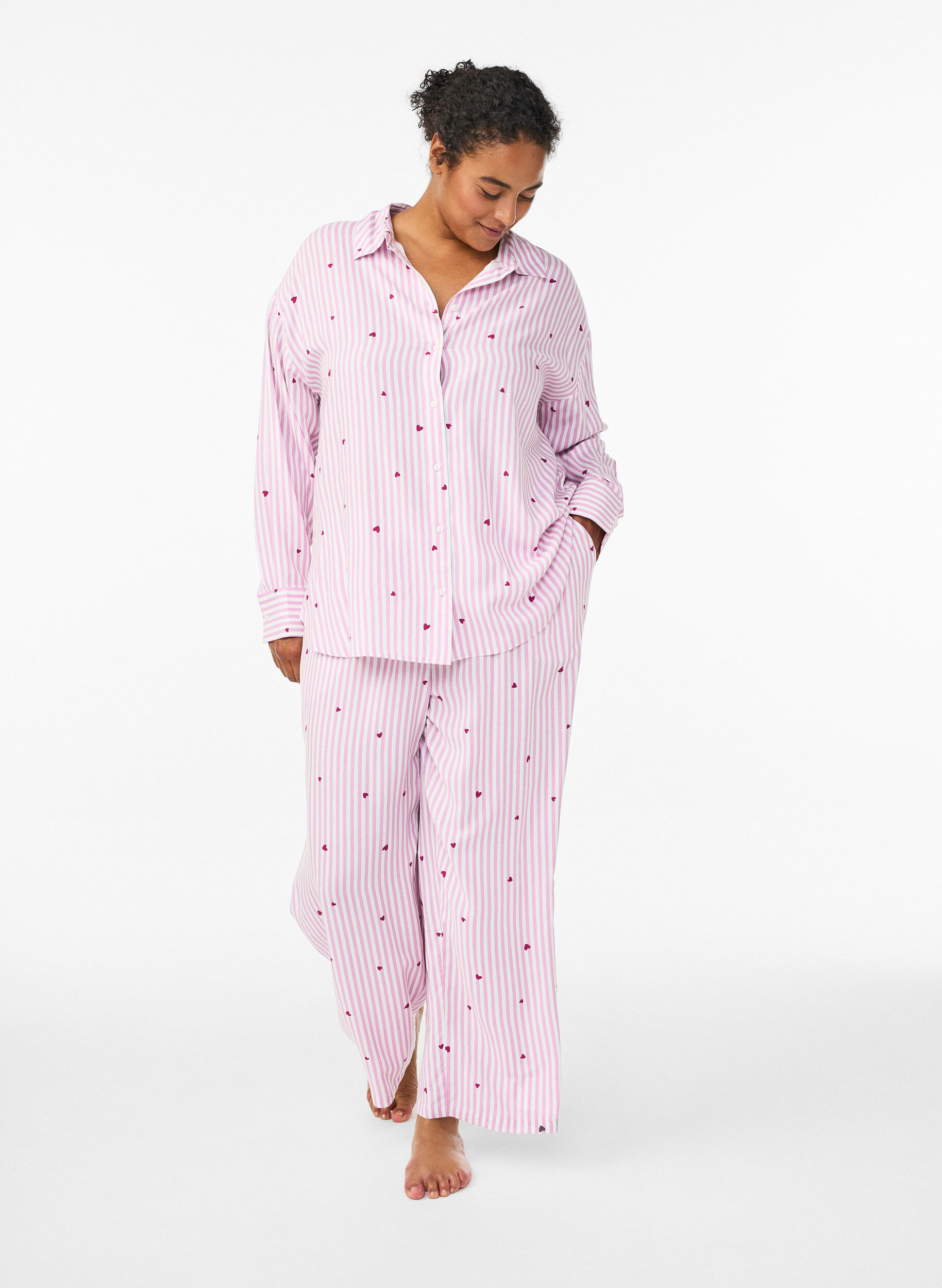 Zizzi L&oslash;se natbukser med striber og hjerter, Lyser&oslash;d, Model image number 0